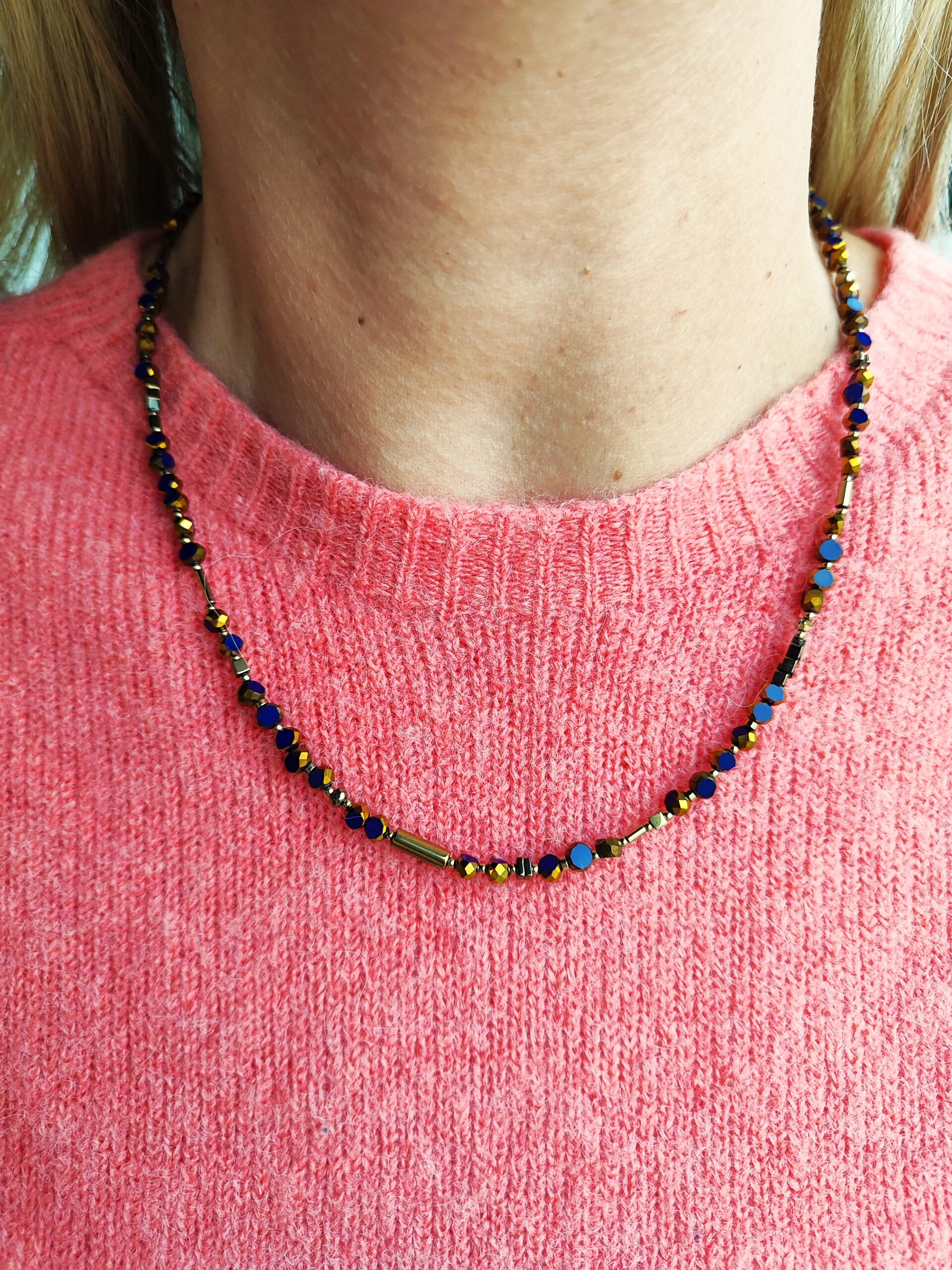 Tamsiai mėlynos spalvos stiklo ir hematito vėrinys