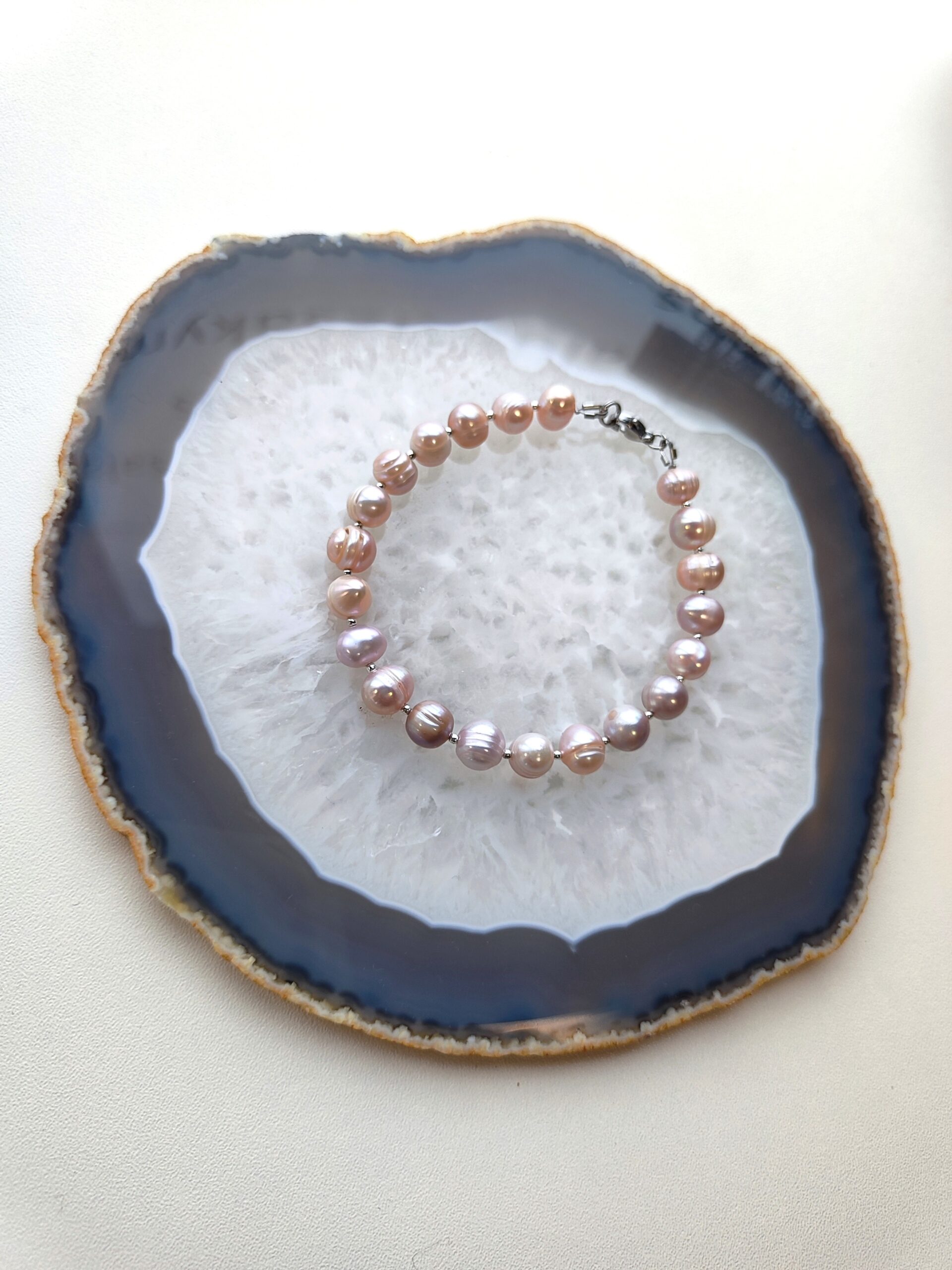 Rausvos spalvos upinių perlų apyrankė