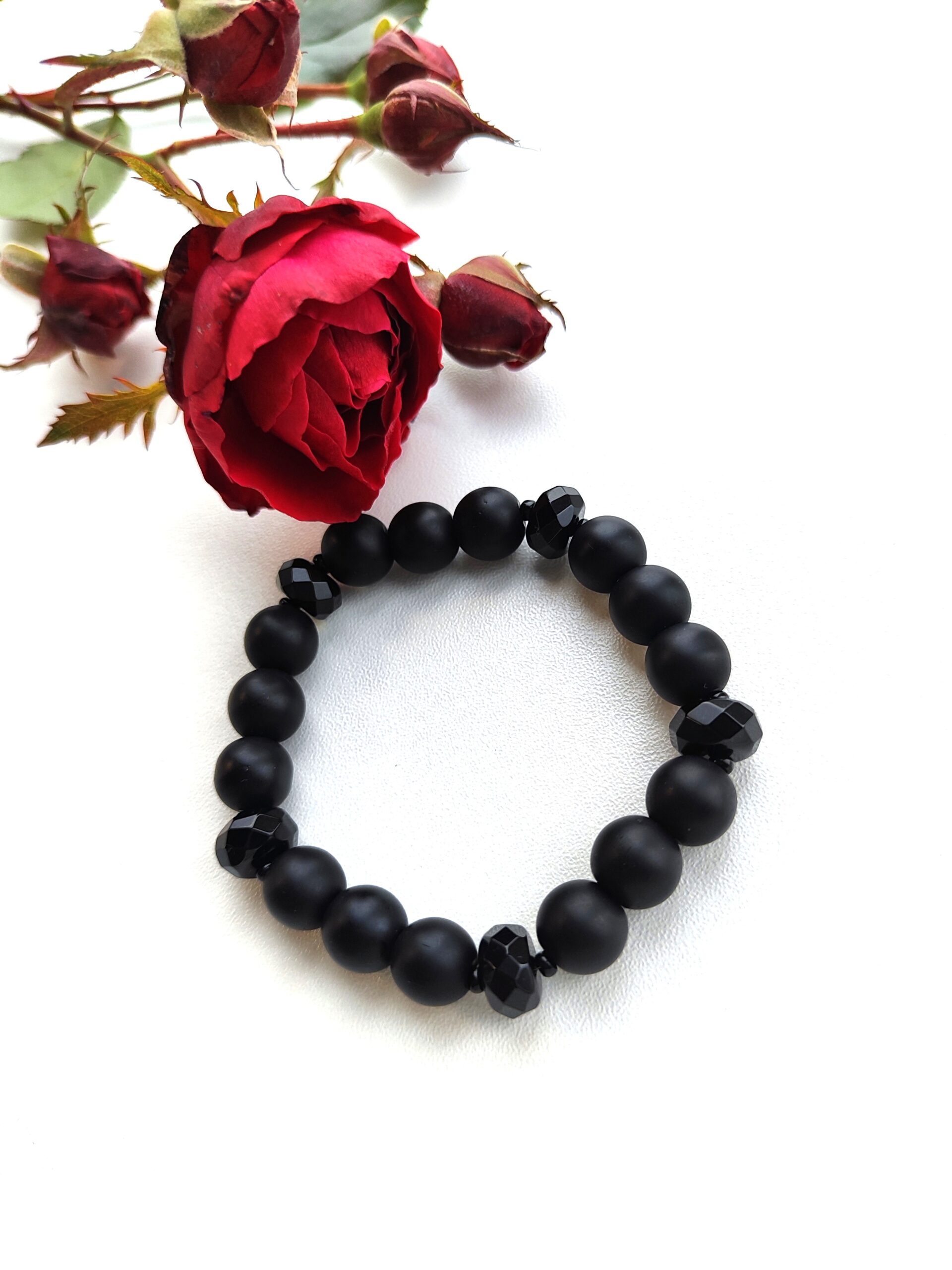 Onikso apyrankė suverta ant gumelės