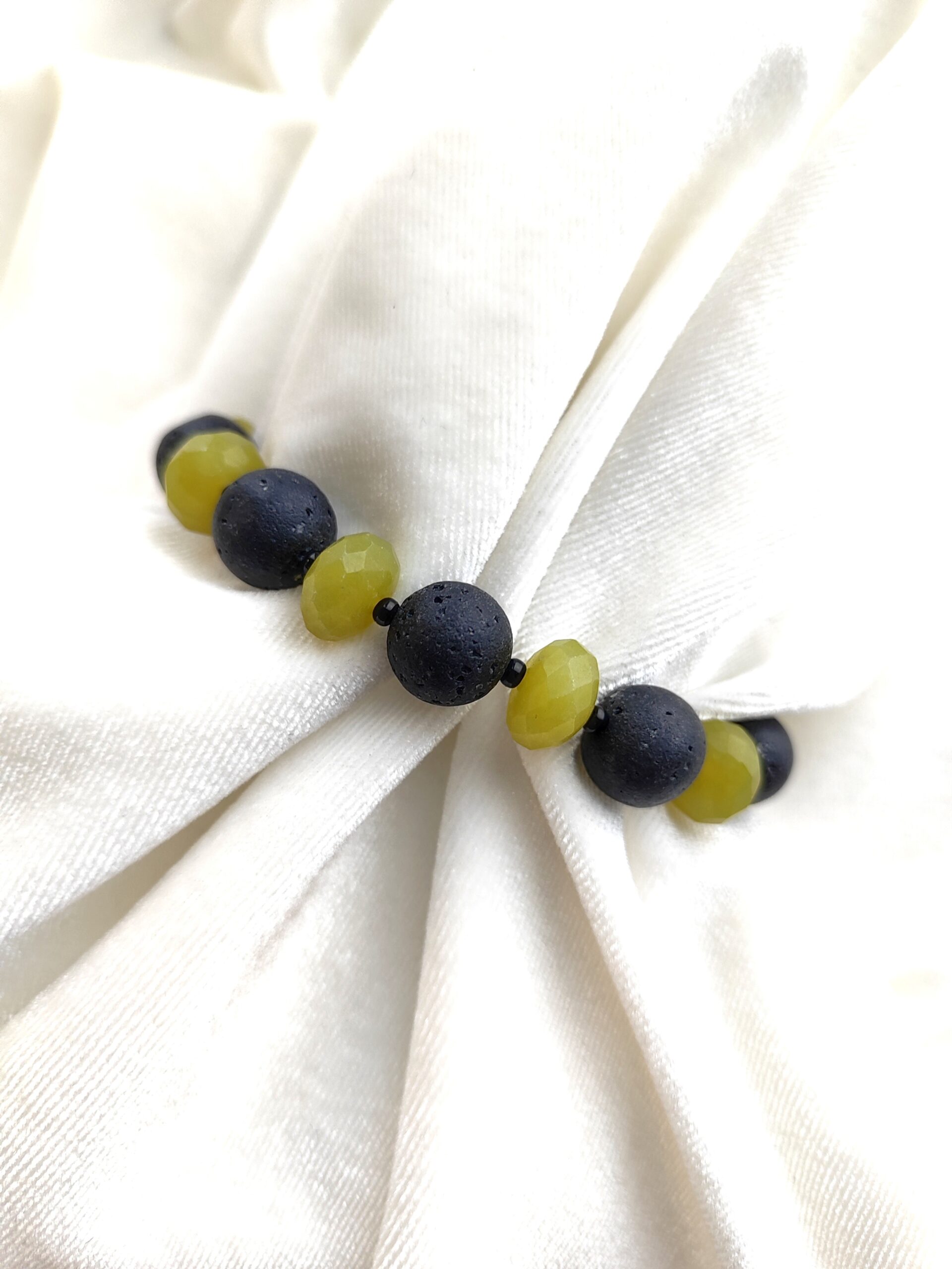 Juodos lavos ir žadeito apyrankė