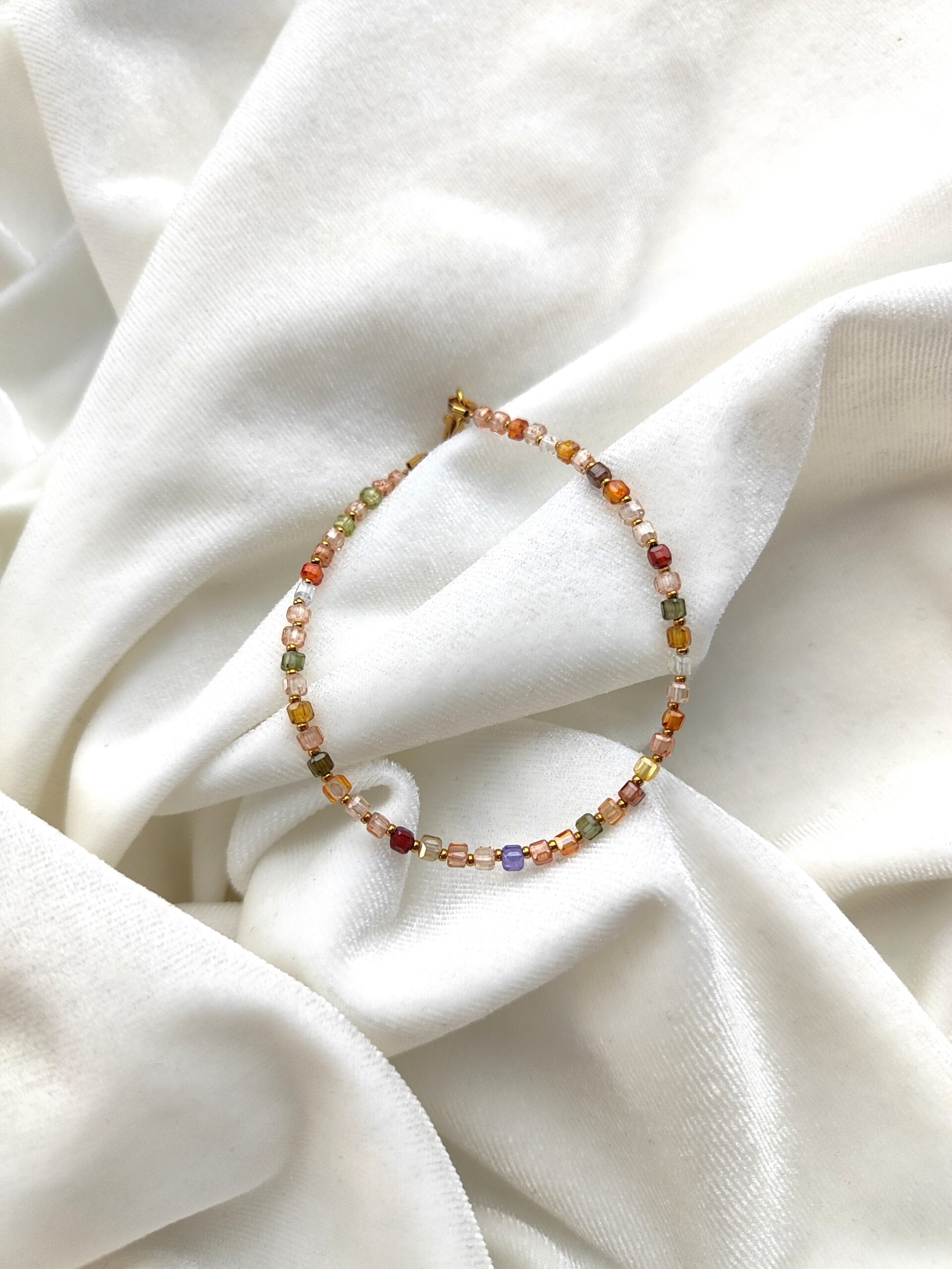 Cirkonio kubelių apyrankė