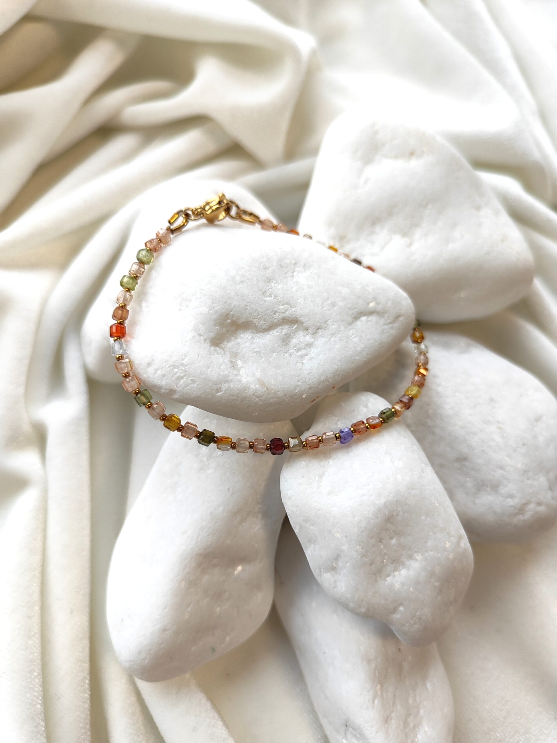 Cirkonio kubelių apyrankė