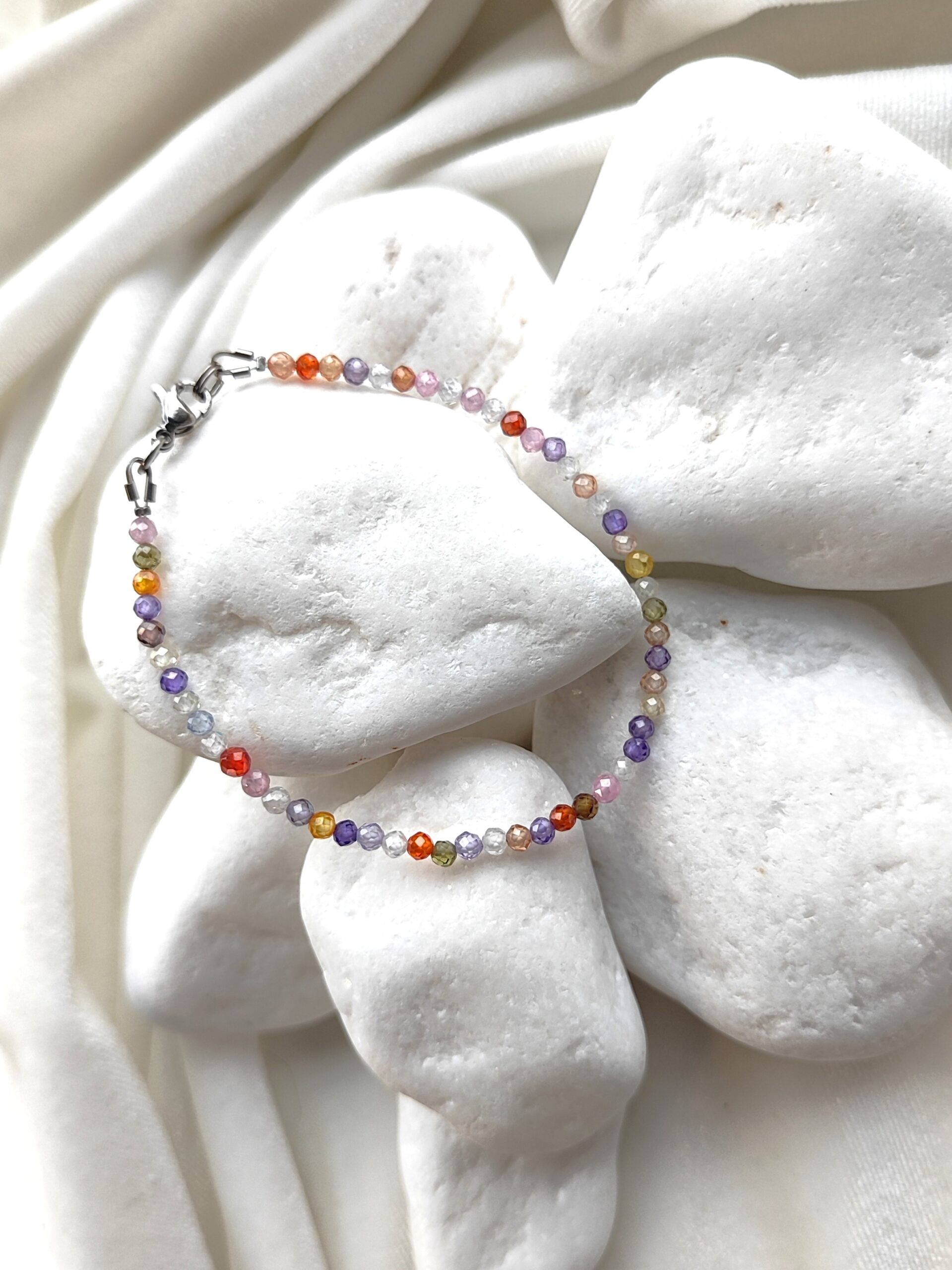 Spindinti cirkonio rutuliukų apyrankė