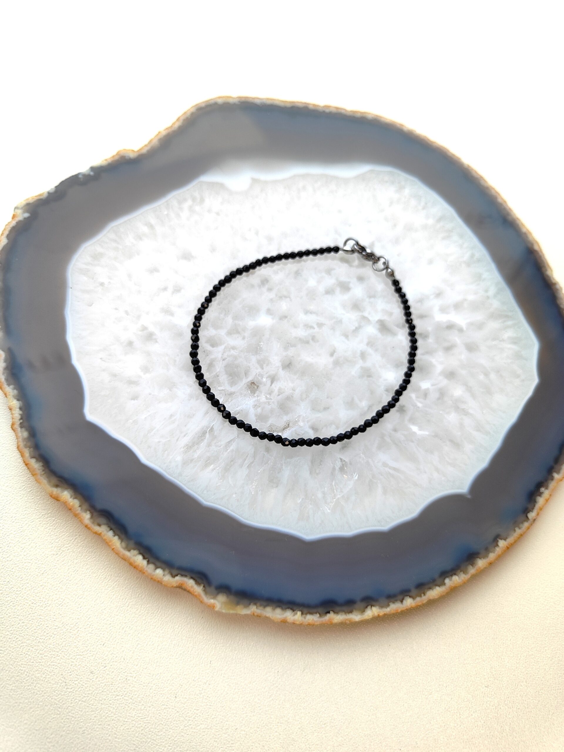 Smulkaus špinelio apyrankė