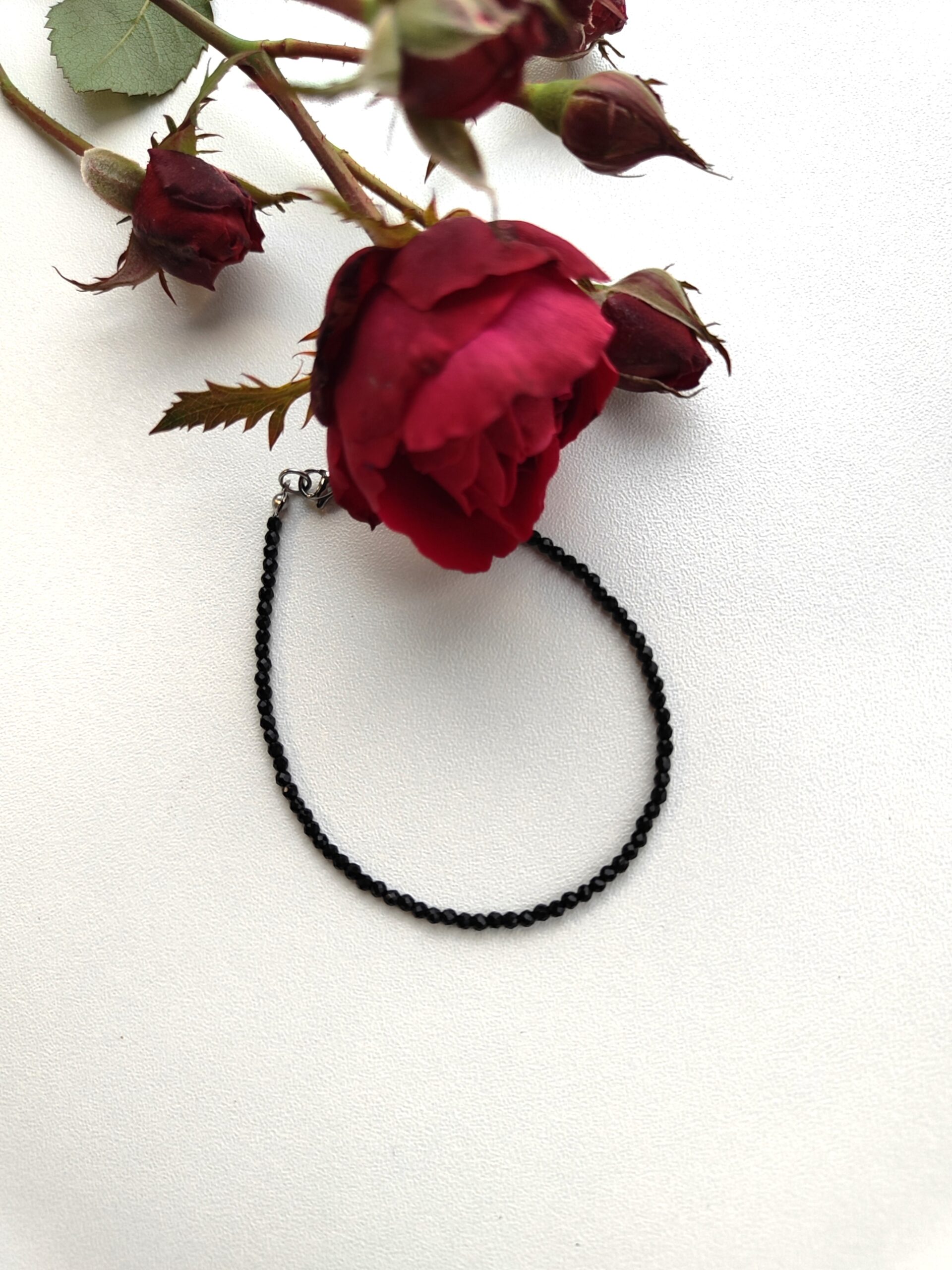 Smulkaus špinelio apyrankė