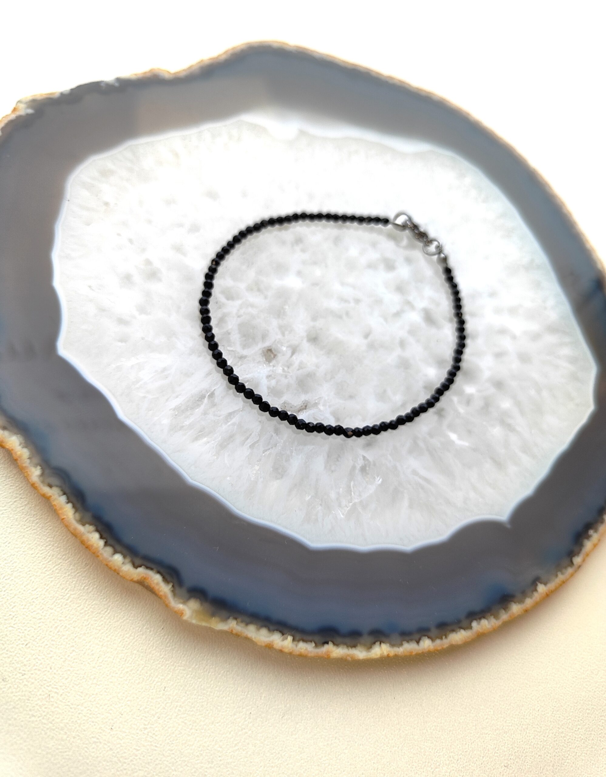 Smulkaus, juodo špinelio apyrankė