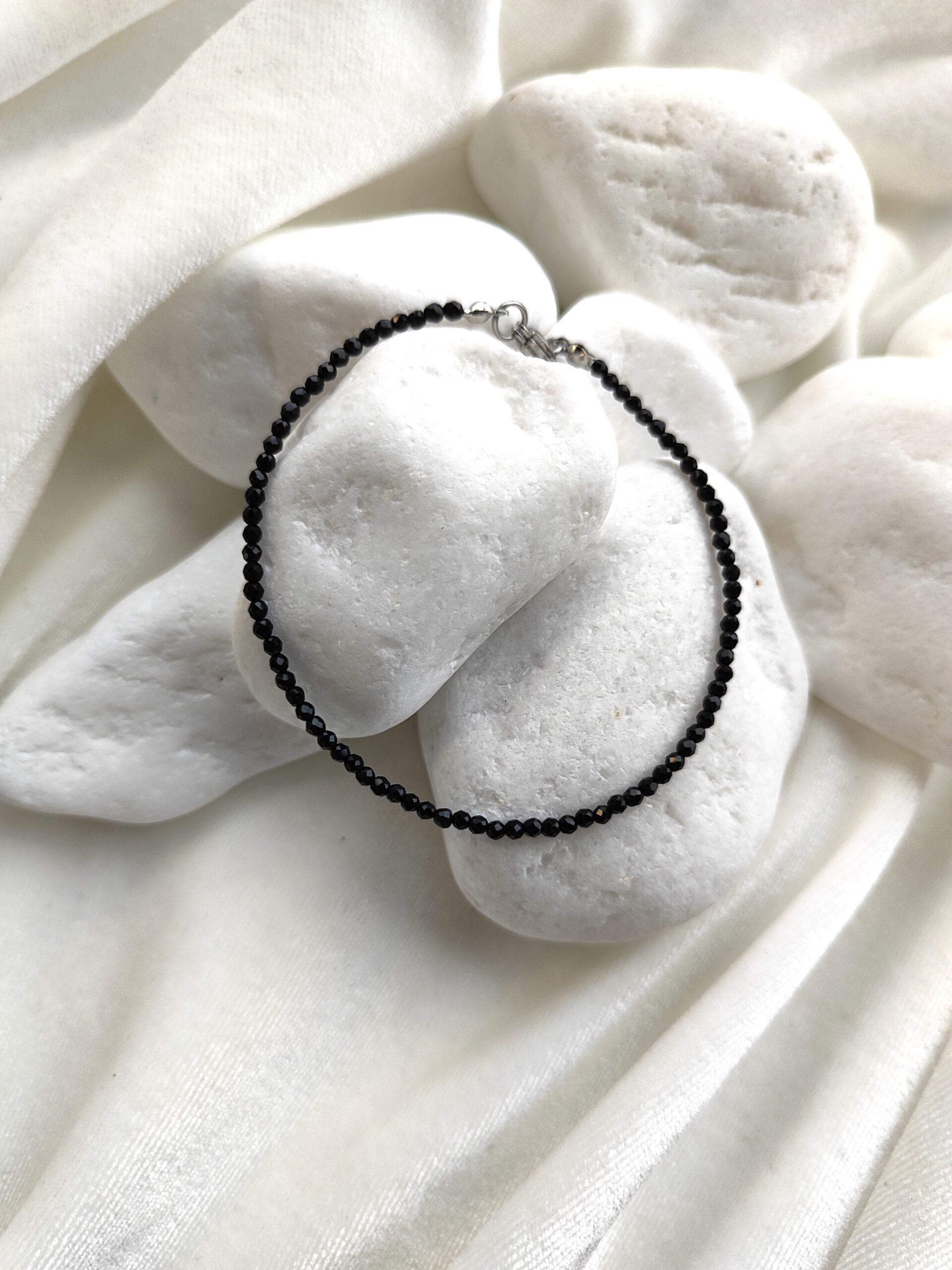 Smulkaus, juodo špinelio apyrankė