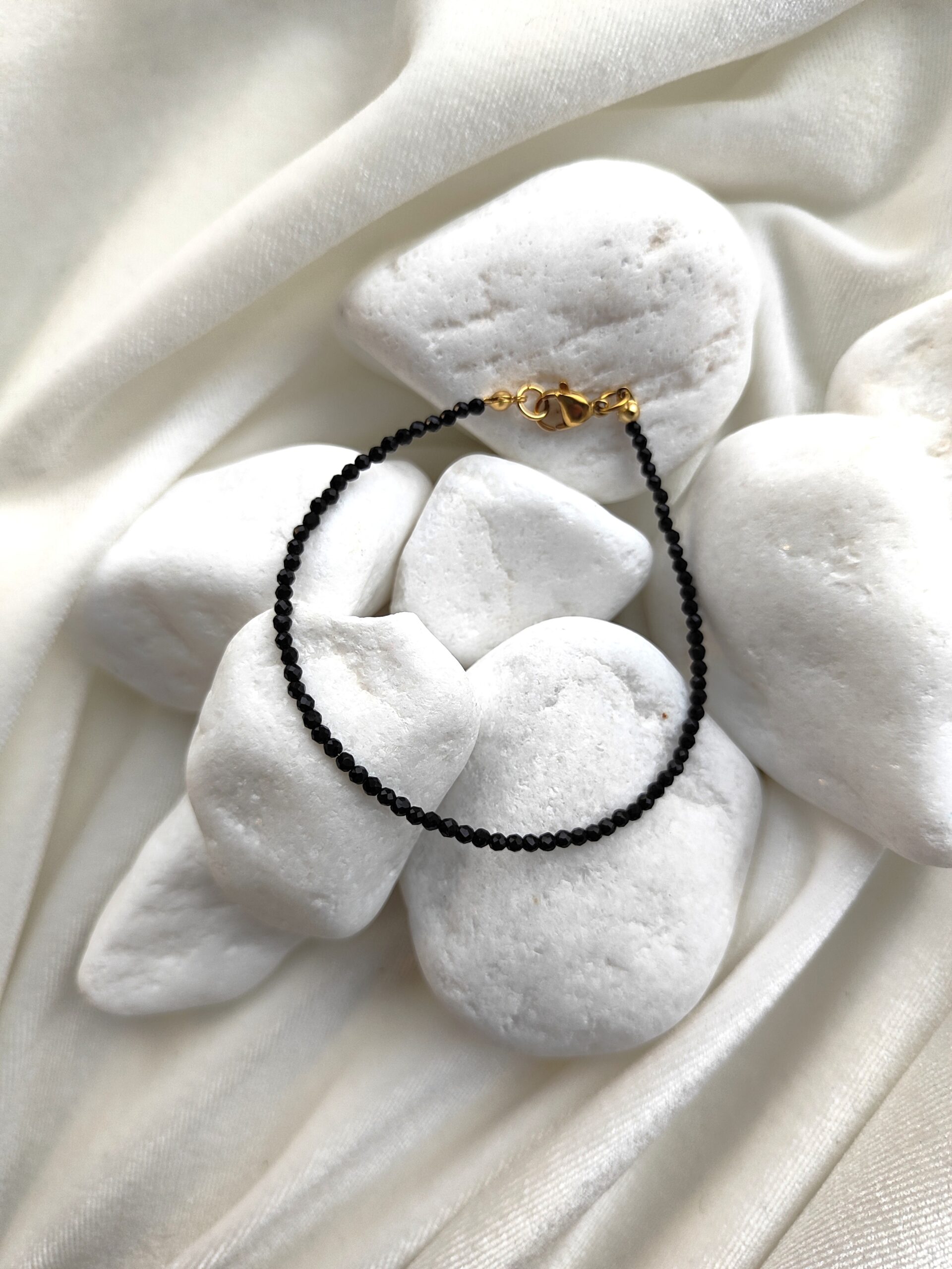 Elegantiška juodo špinelio apyrankė