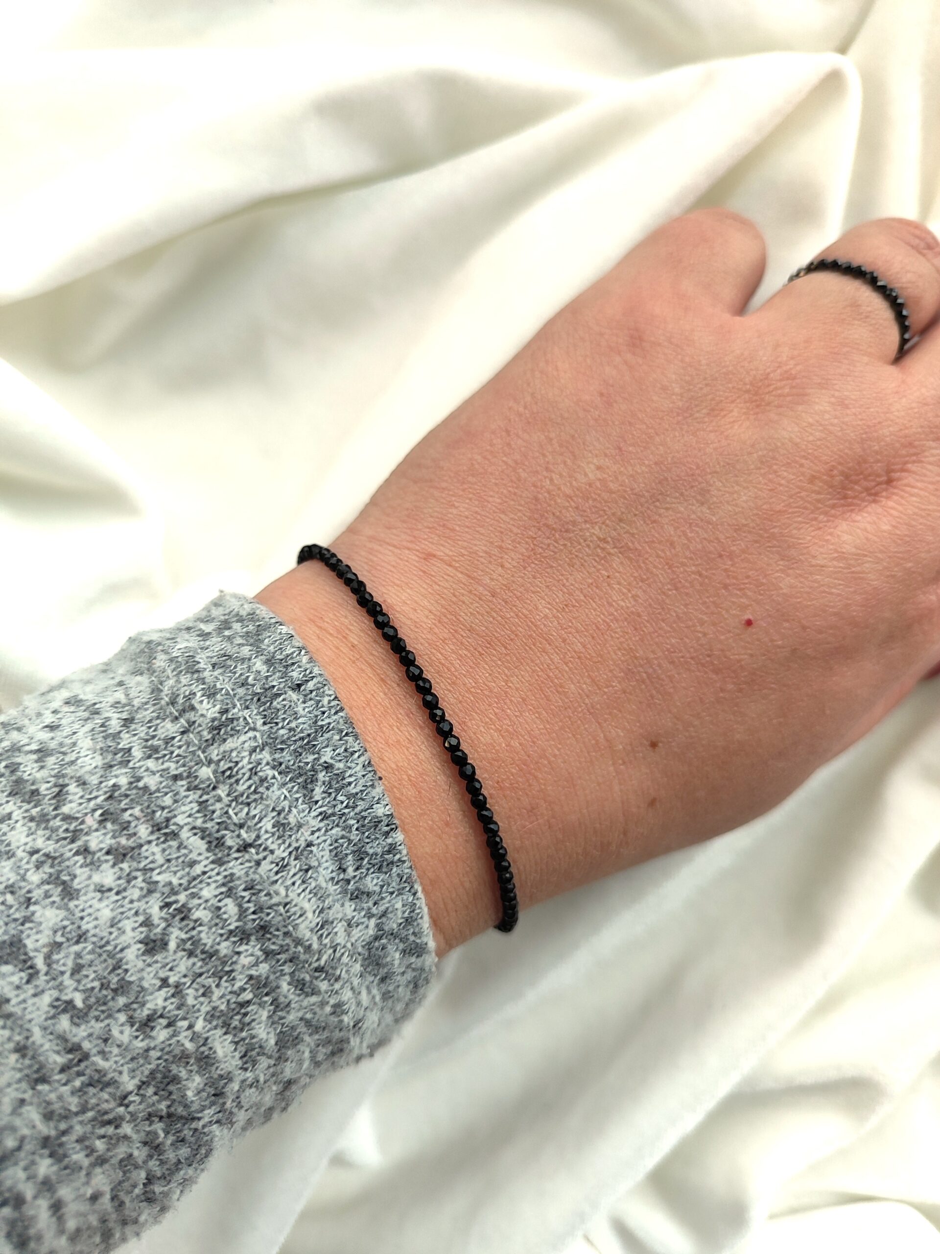 Elegantiška juodo špinelio apyrankė