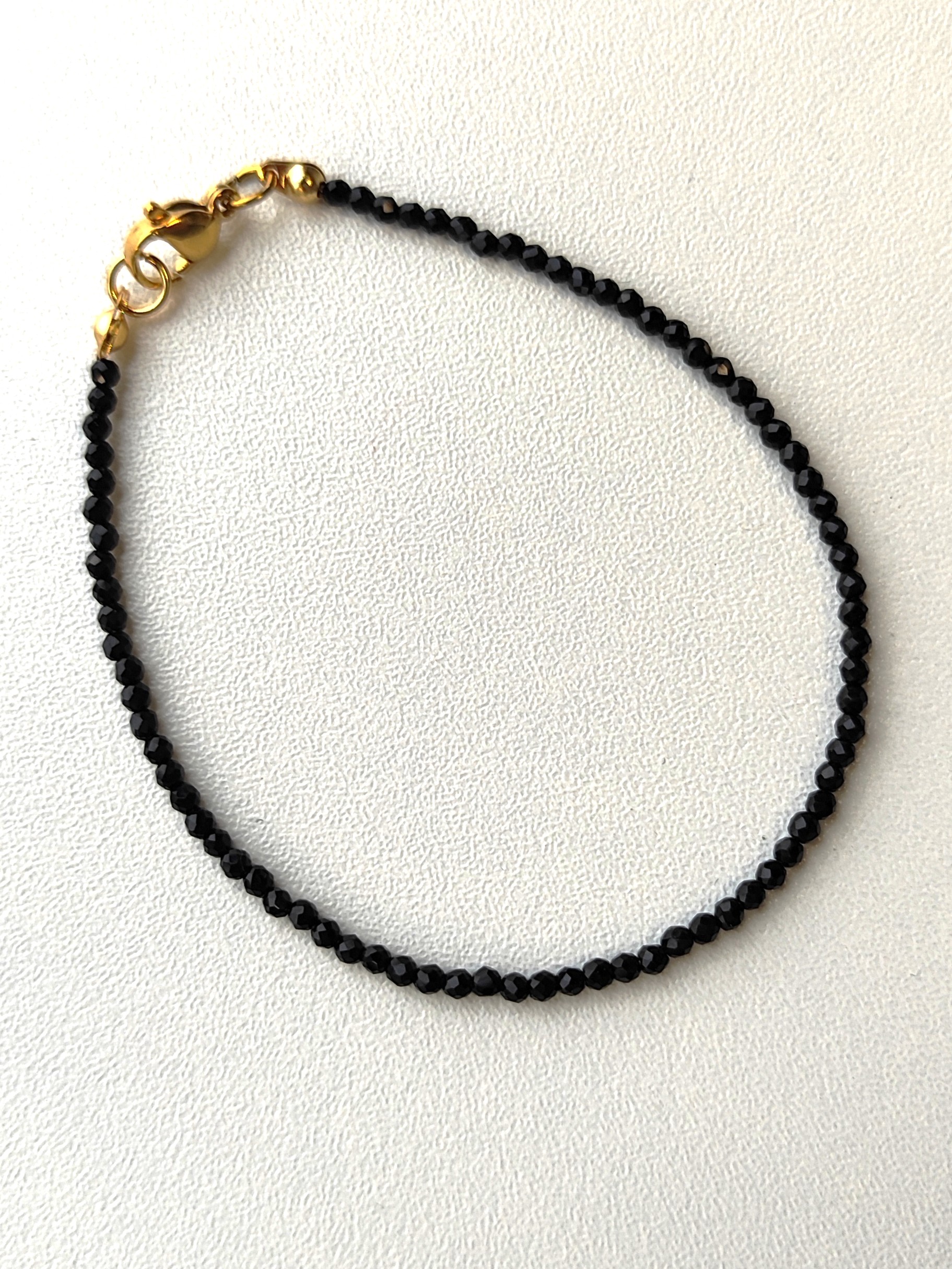 Elegantiška juodo špinelio apyrankė