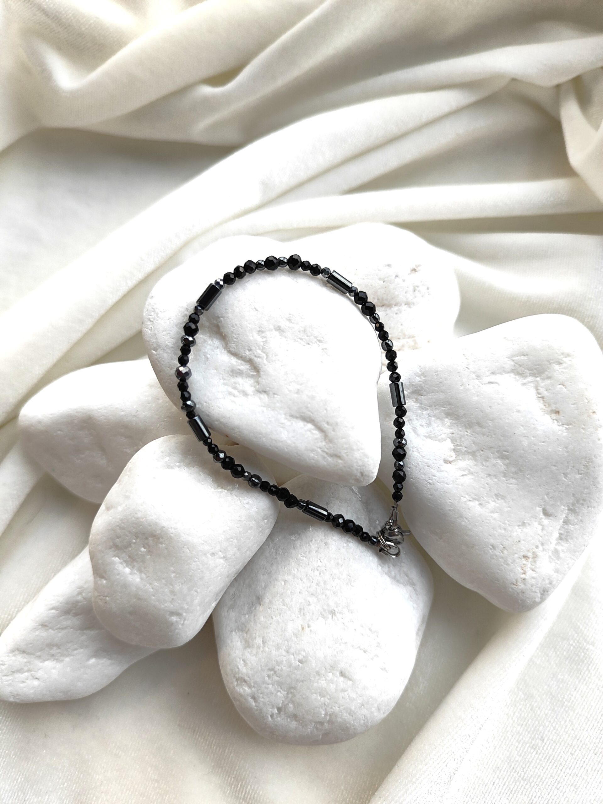 Špinelio, teraherco ir hematito smulki apyrankė