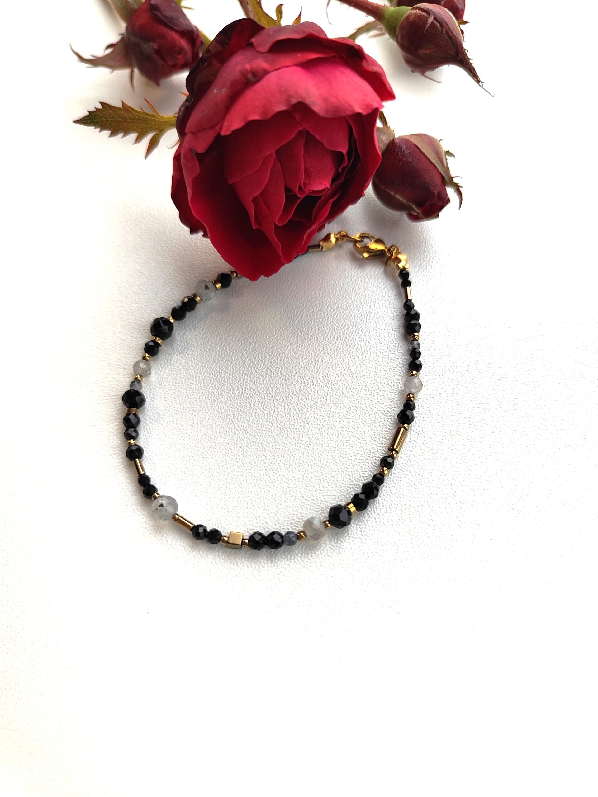 Natūralių akmenukų apyrankė