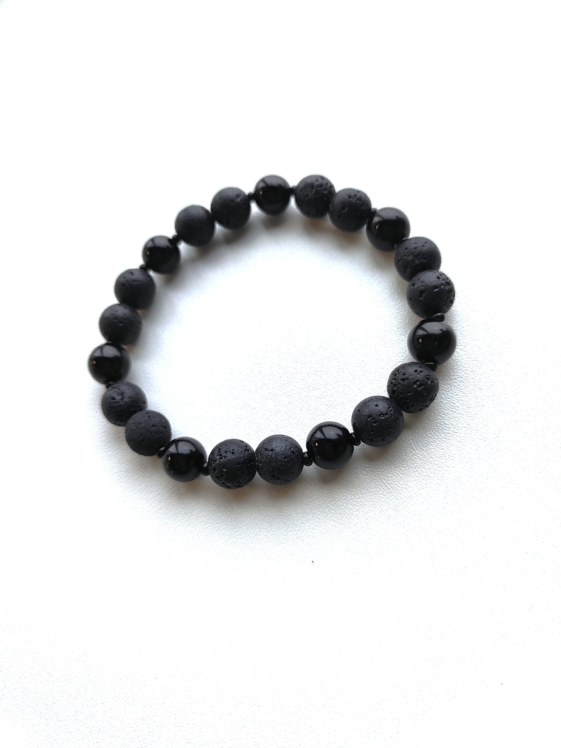 Juodos lavos ir onikso apyrankė