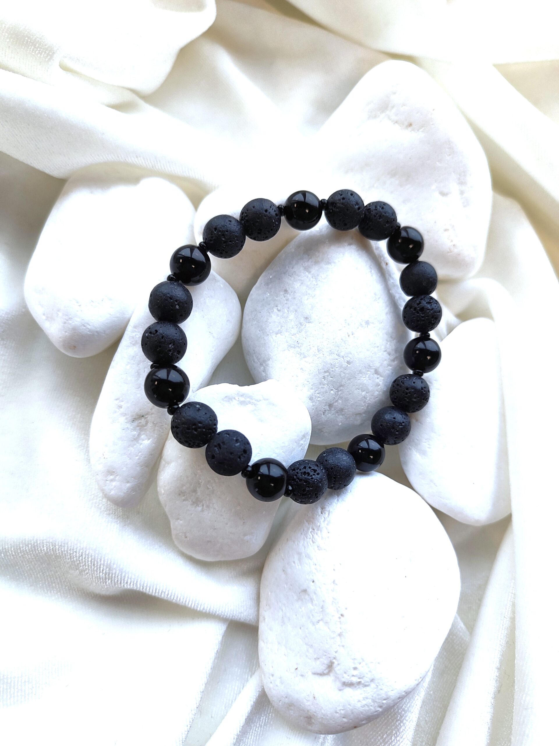 Juodos lavos ir onikso apyrankė