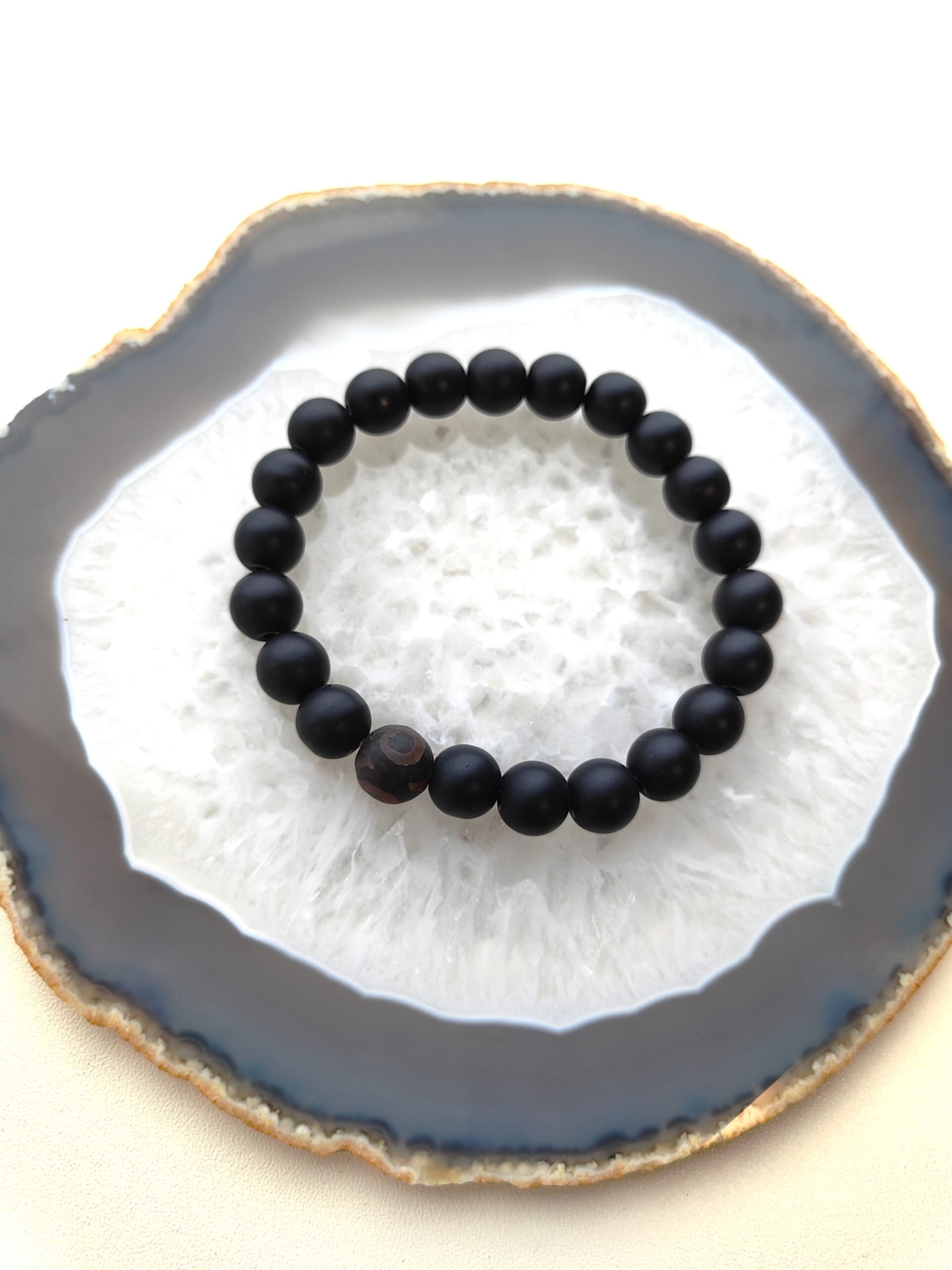 Juodos spalvos apyrankė su agato akcentu