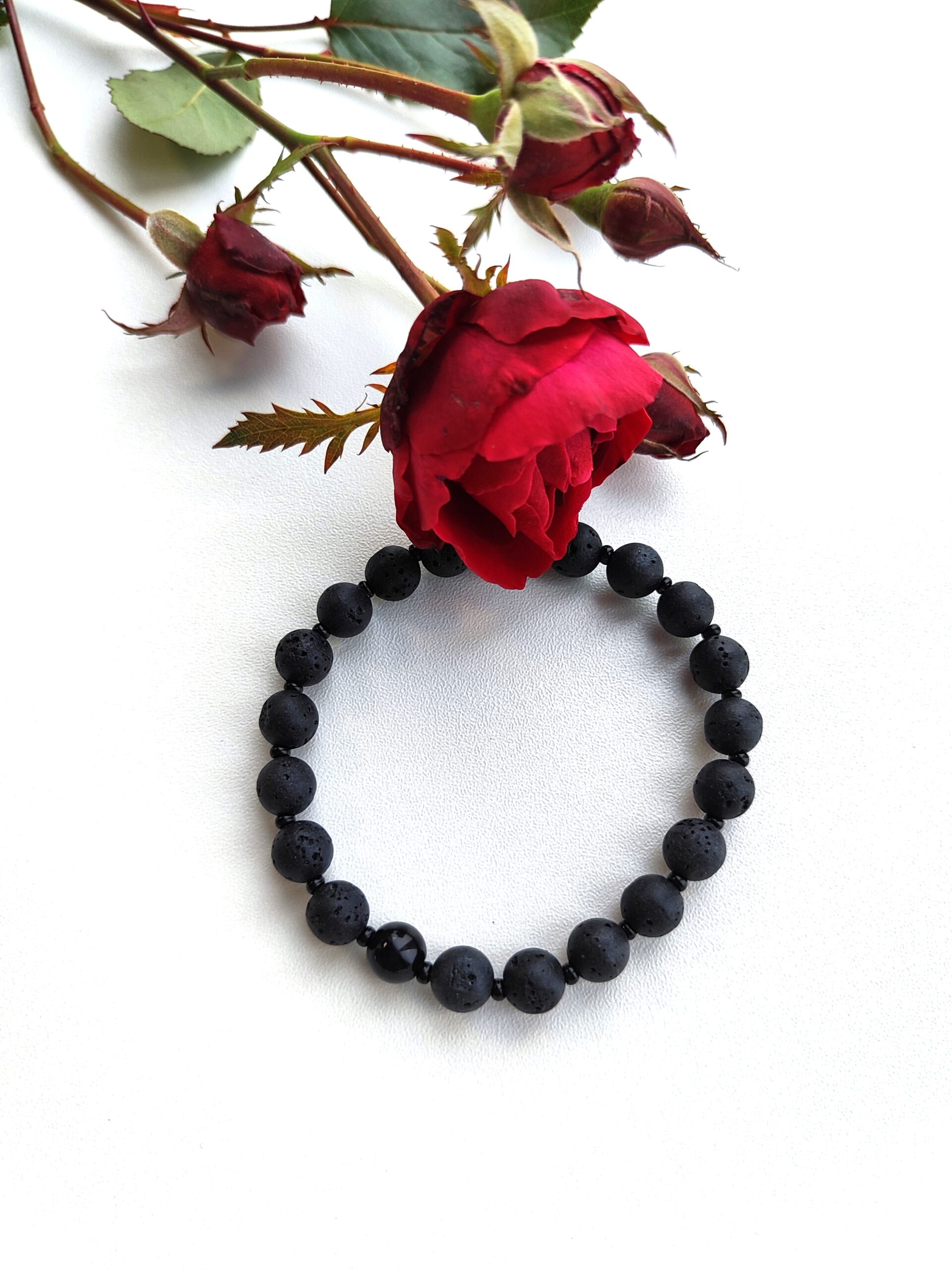 Juodos lavos apyrankė