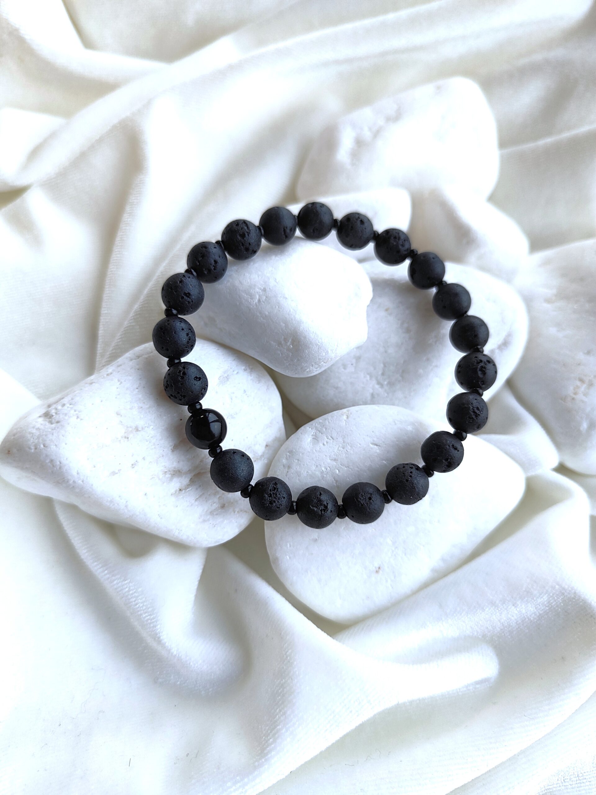 Juodos lavos apyrankė