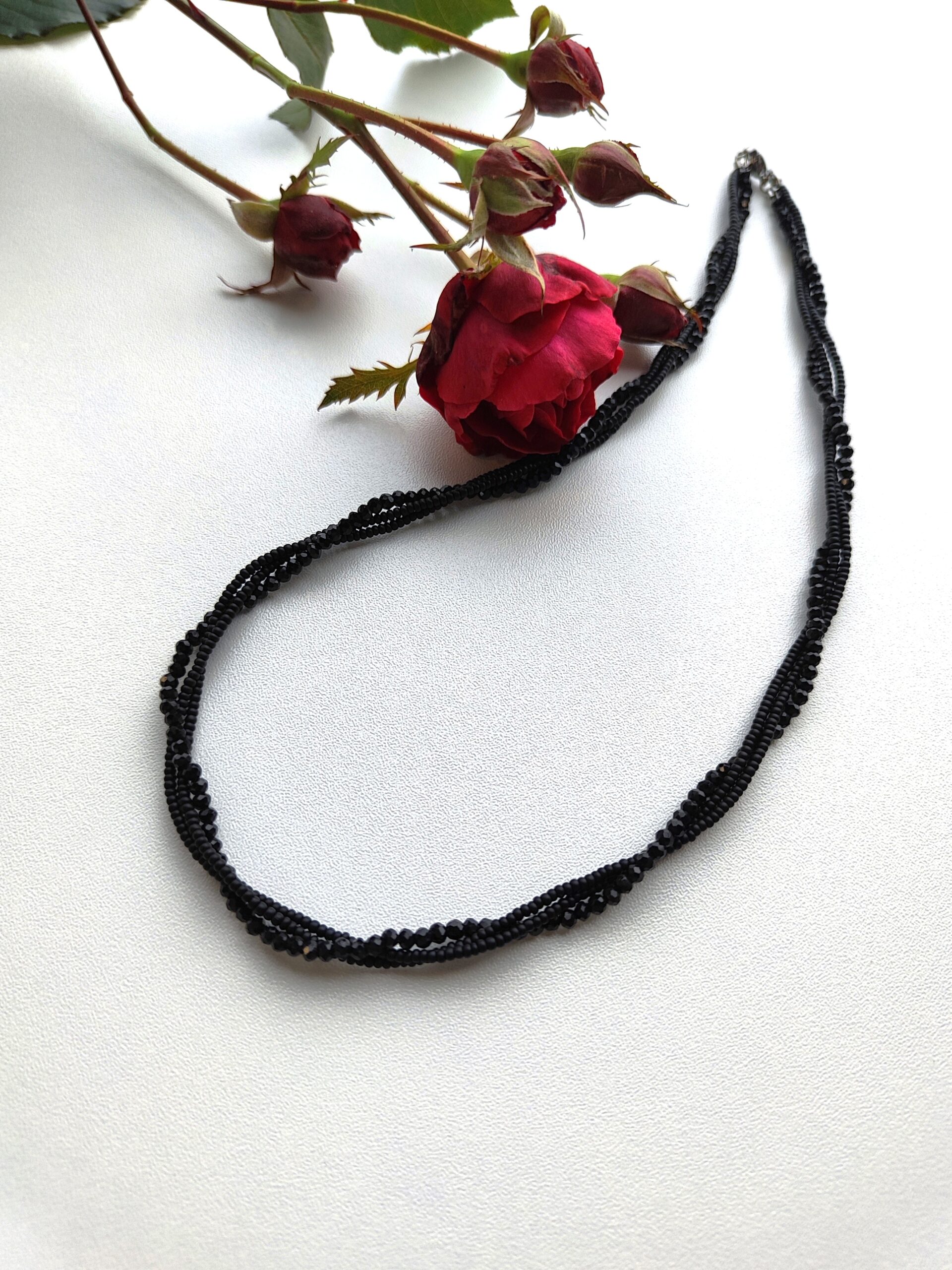 Sublitus, juodas kaklo papuošalas