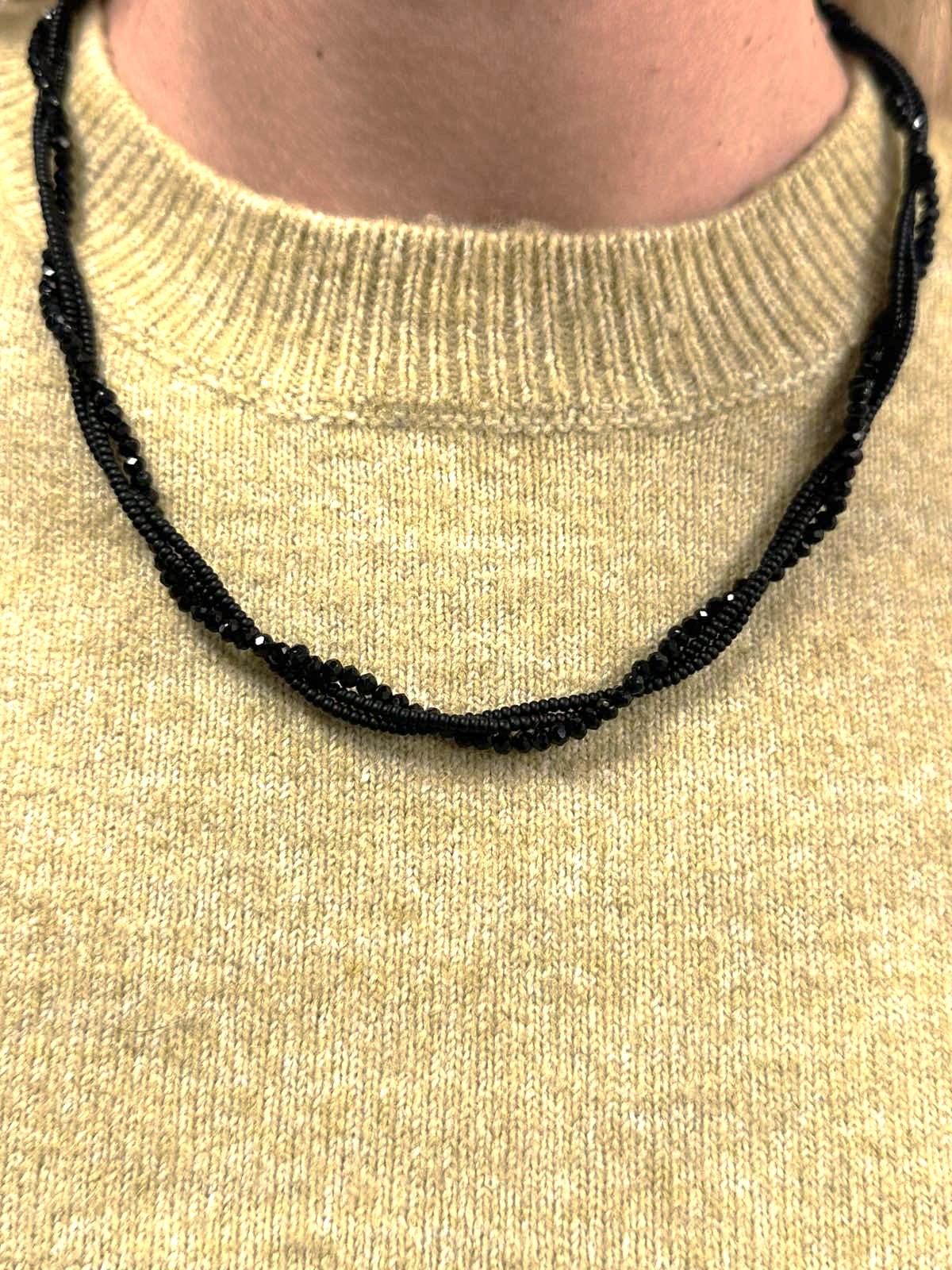 Sublitus, juodas kaklo papuošalas