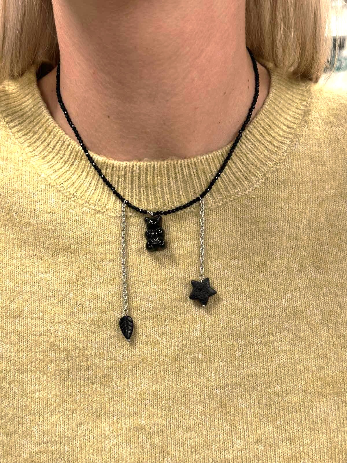 Špinelio vėrinys su įvairiais pakabukais