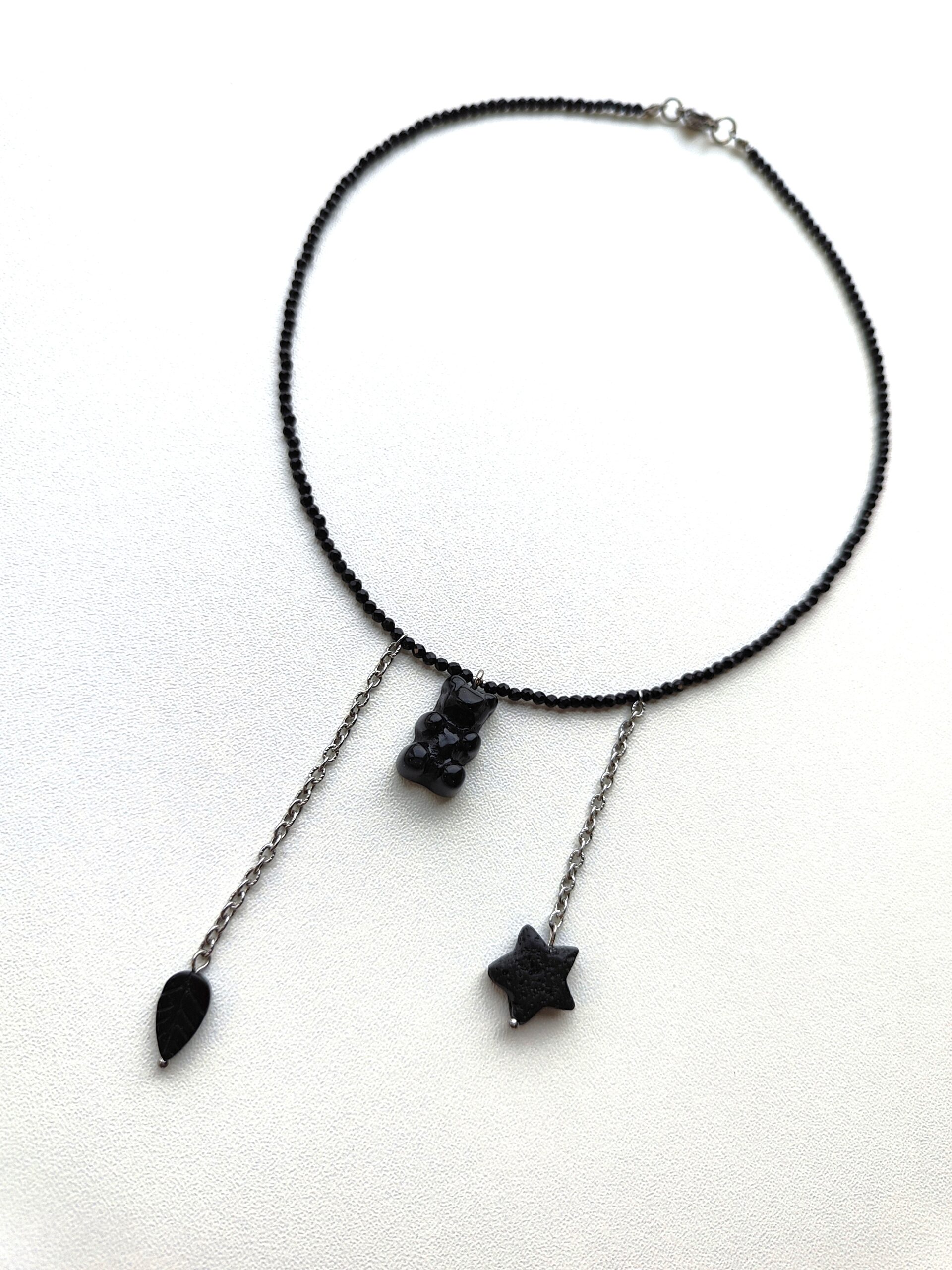 Špinelio vėrinys su įvairiais pakabukais