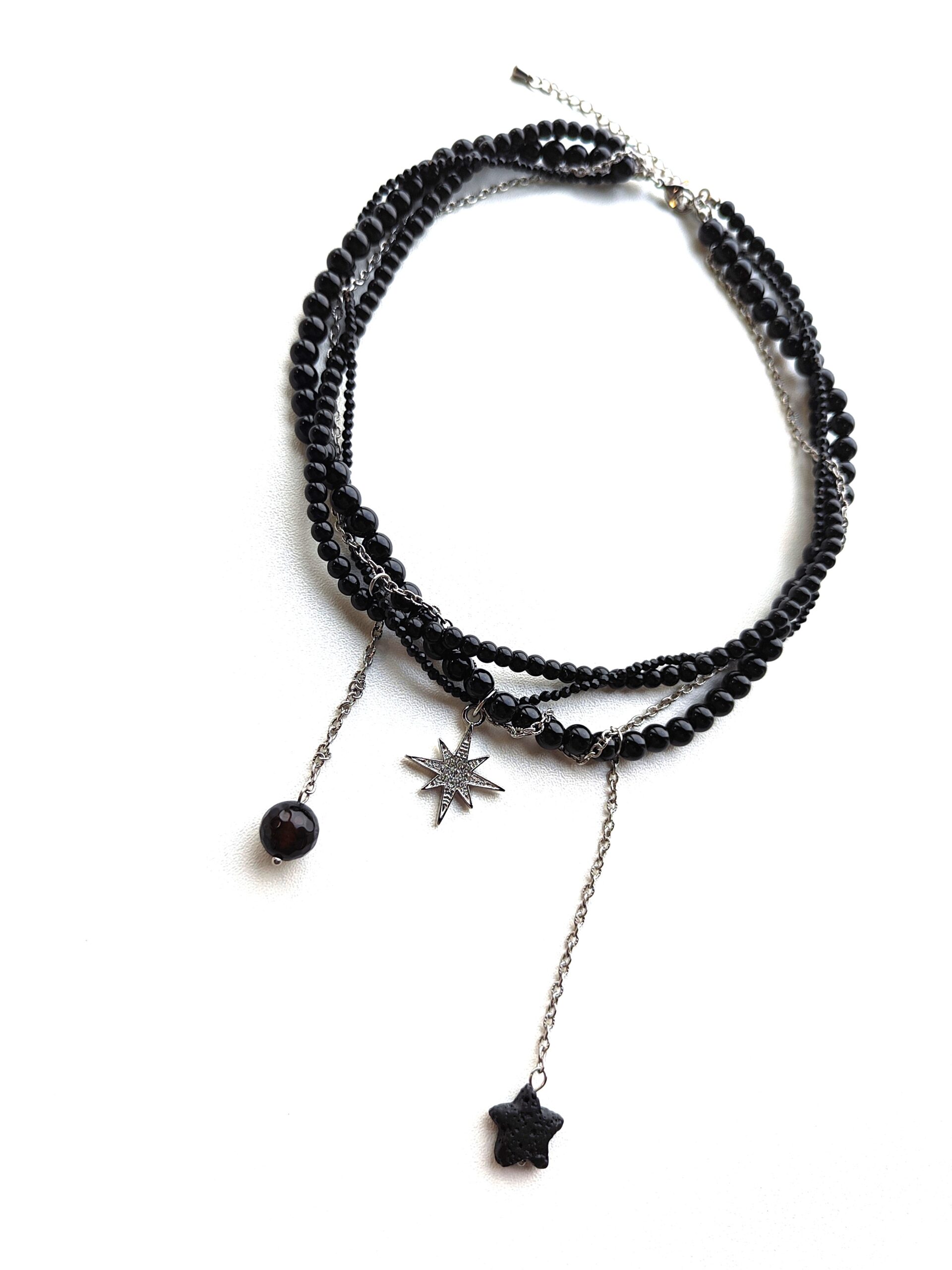 Špinelio, onikso ir grandinėlių vėrinys su pakabukais