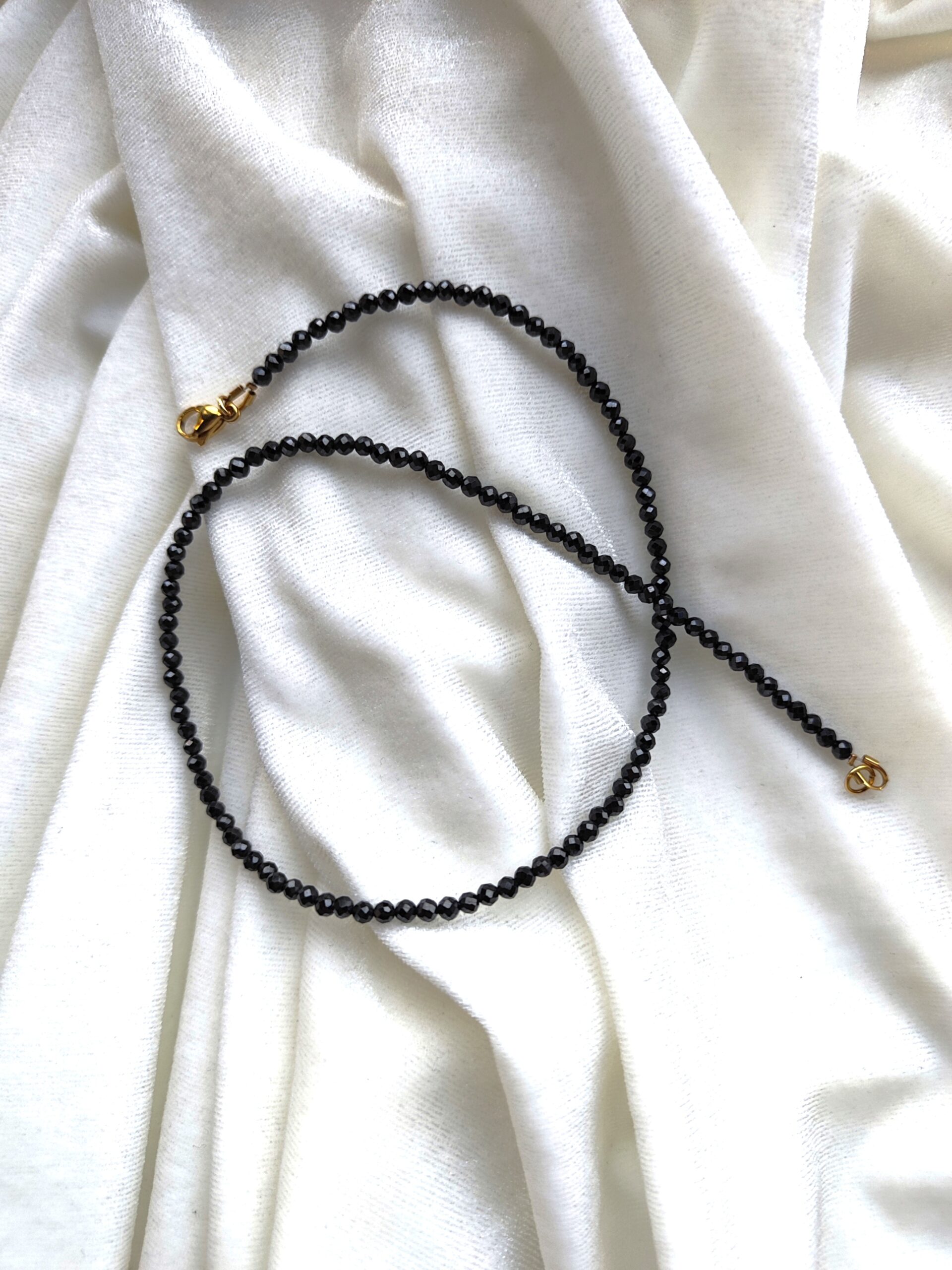 Tamsaus cirkonio vėrinys