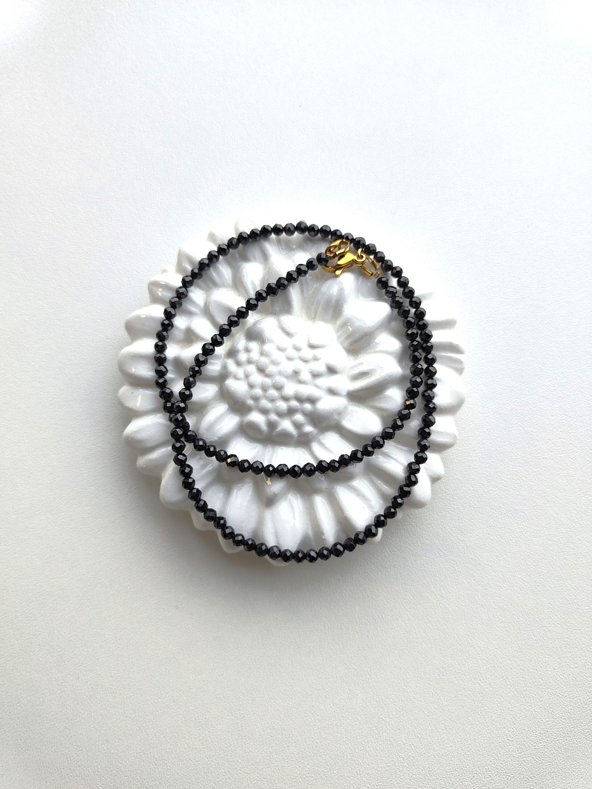 Tamsaus cirkonio vėrinys