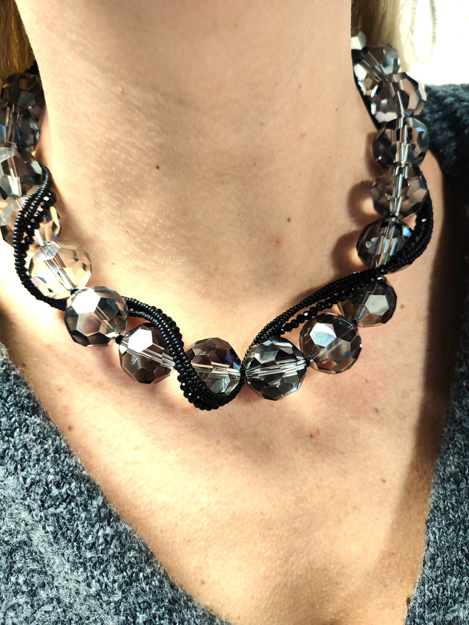 Juodos ir pilkos spalvos stiklo vėrinys