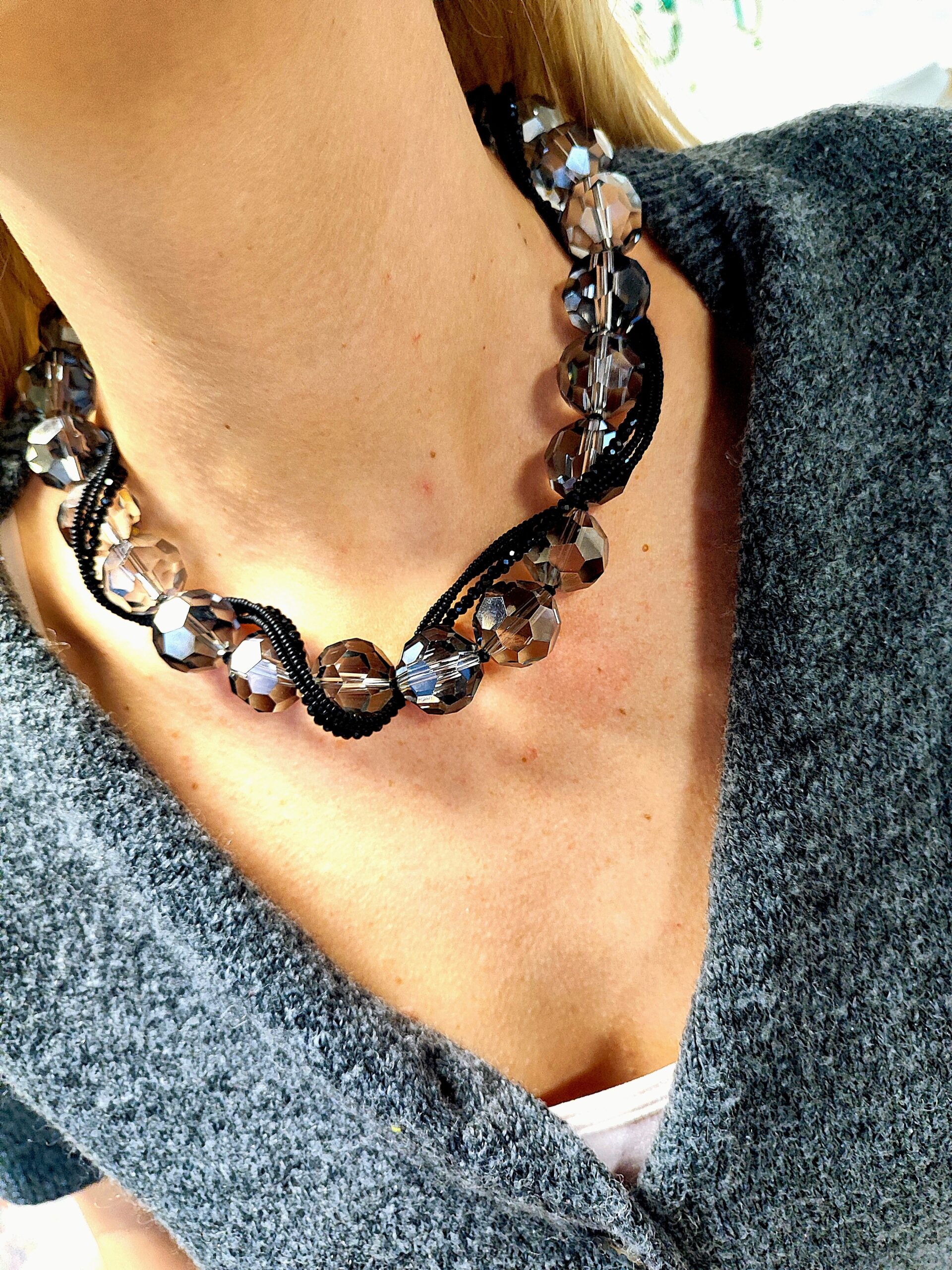 Juodos ir pilkos spalvos stiklo vėrinys