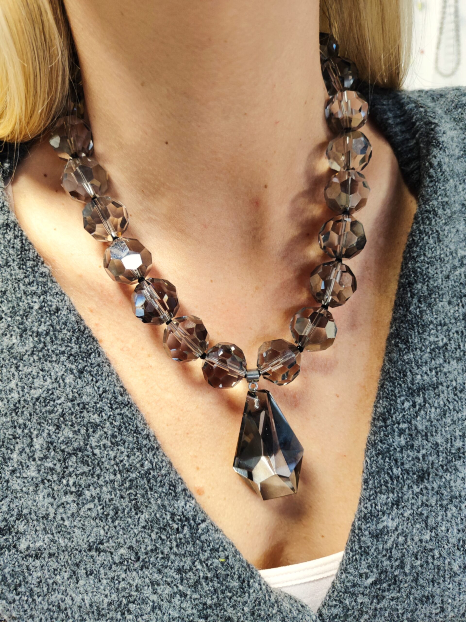 Pilkas, stambus austriško stiklo vėrinys