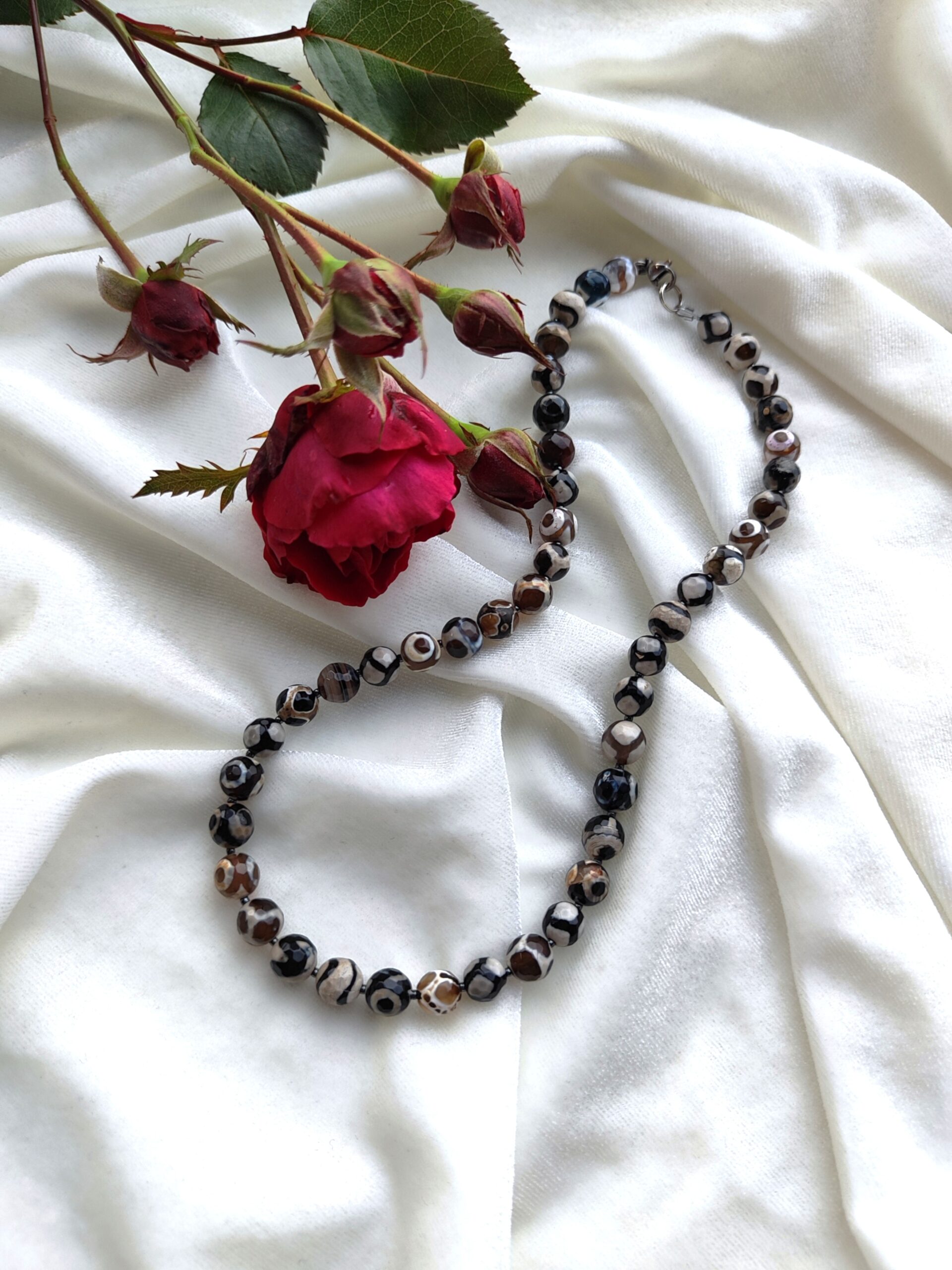 Margo agato vėrinys