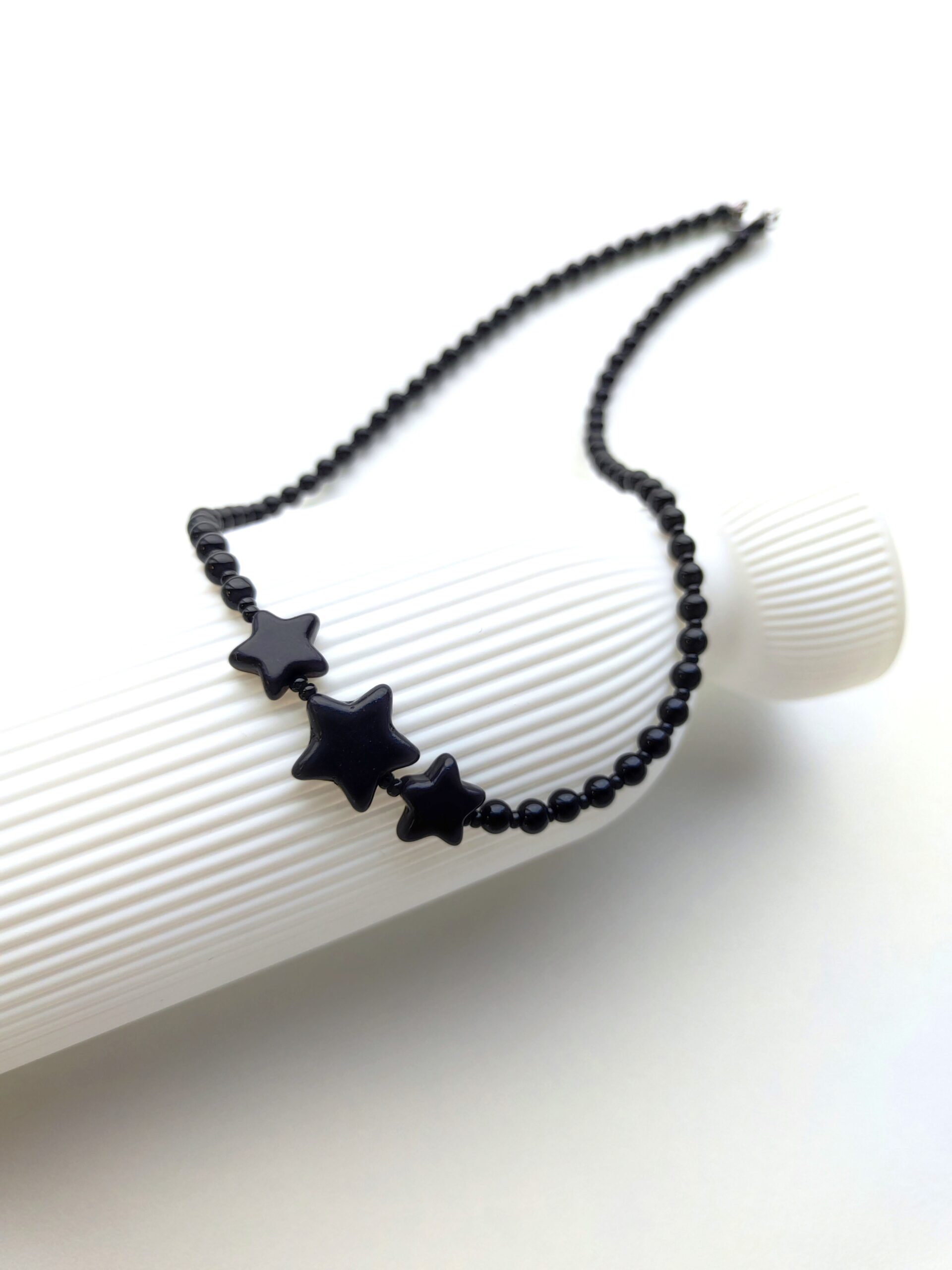 Juodos spalvos kaklo papuošalas su žvaigždutėmis