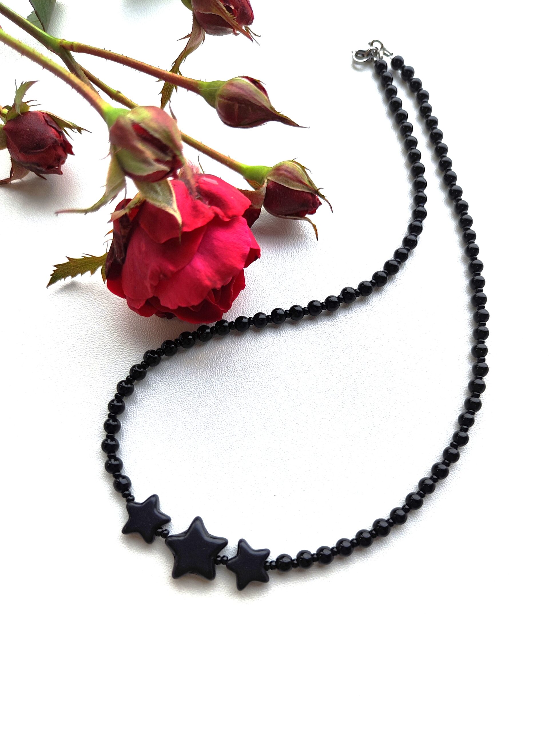 Juodos spalvos kaklo papuošalas su žvaigždutėmis