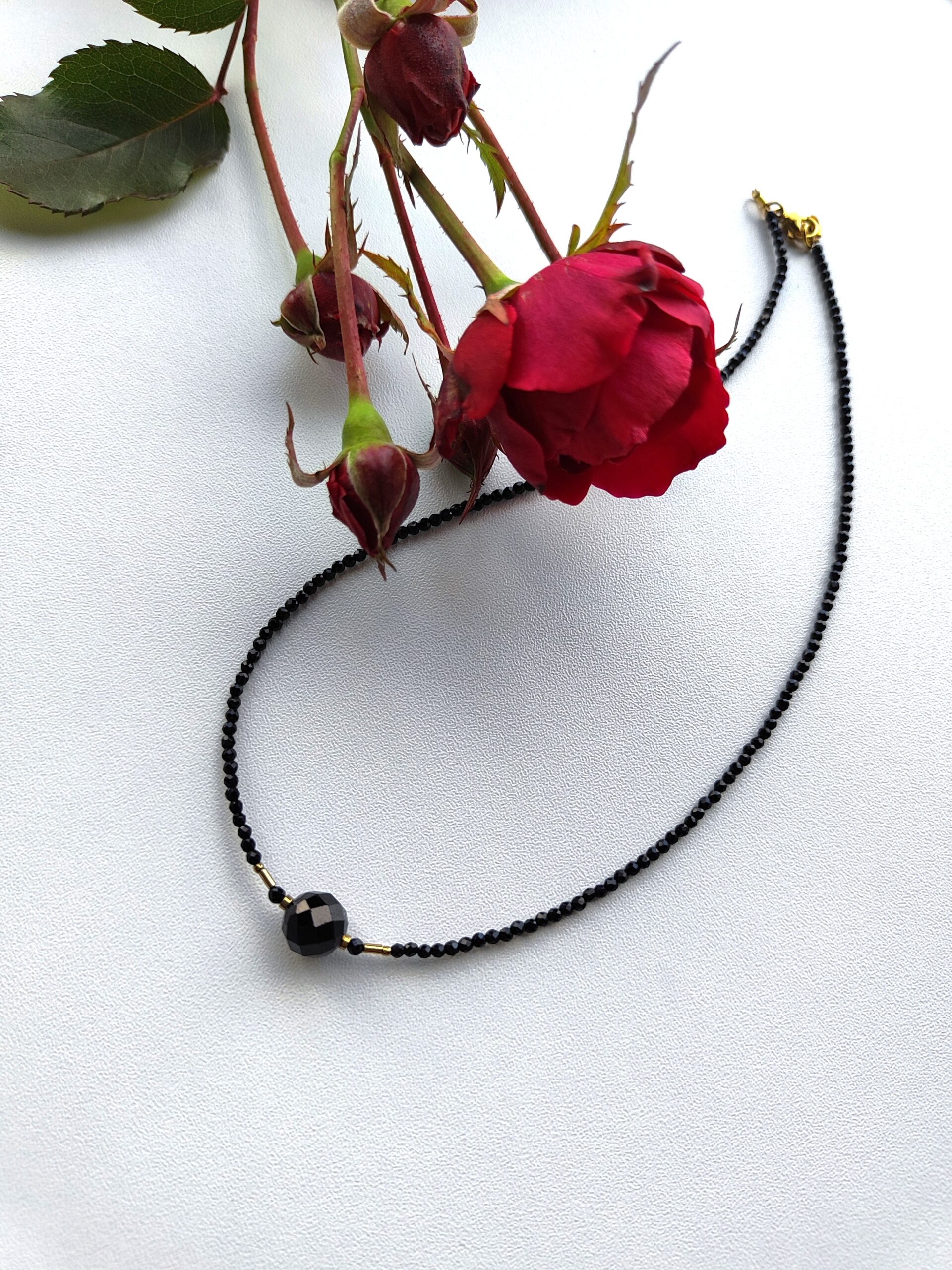 Juodas, stilingas kaklo papuošalas