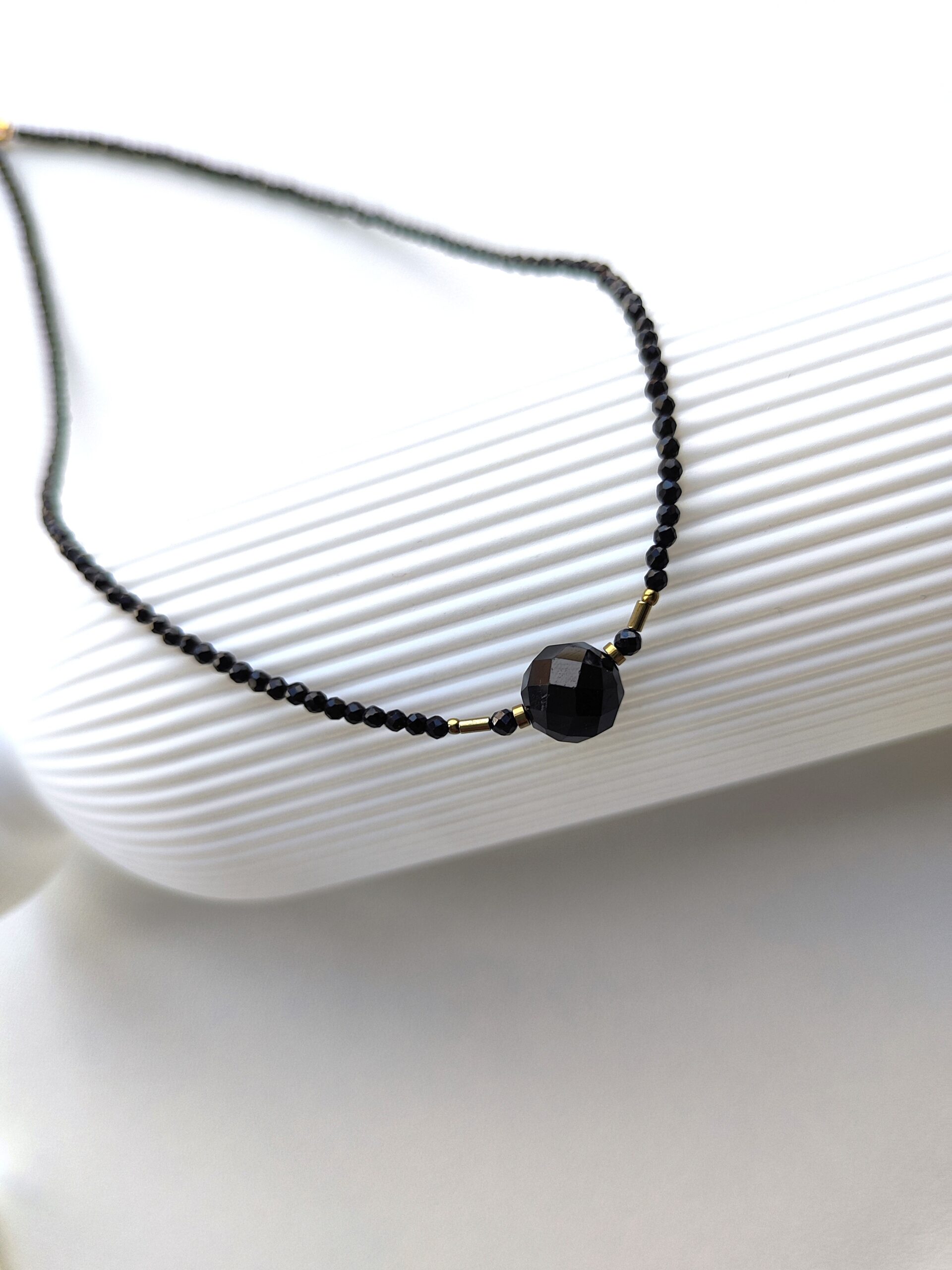 Juodas, stilingas kaklo papuošalas