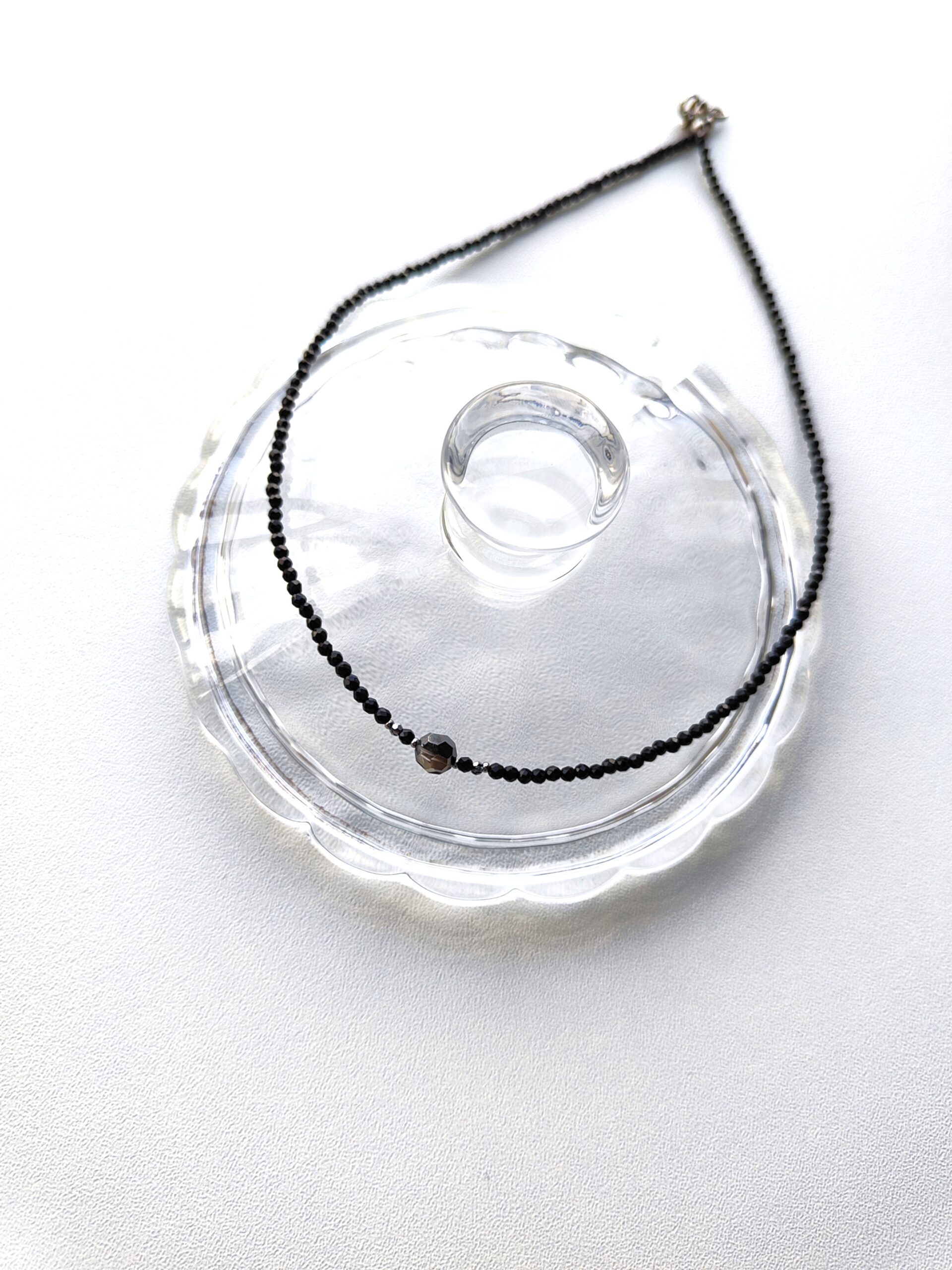 Subtilus juodos spalvos moteriškas vėrinys