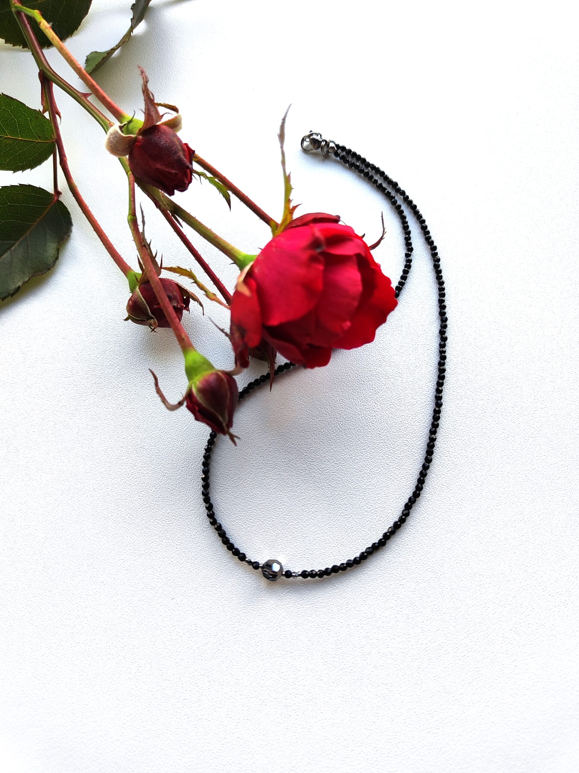 Subtilus juodos spalvos moteriškas vėrinys