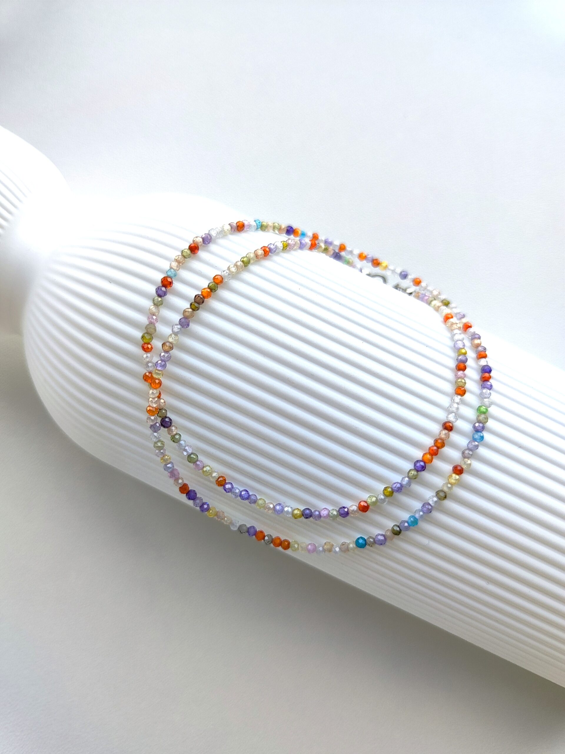 Smulkus spalvoto cirkonio kaklo papuošalas