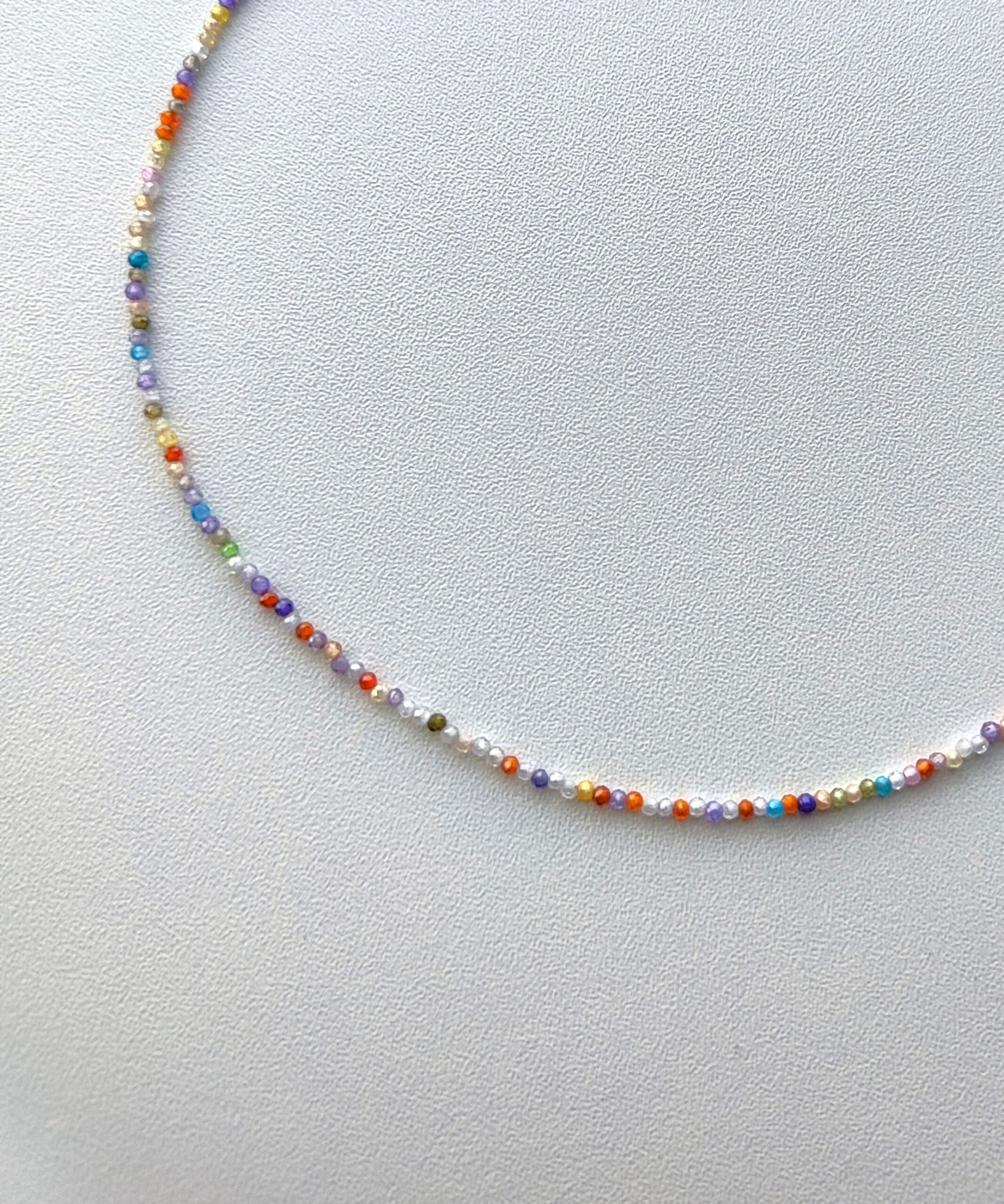 Smulkus spalvoto cirkonio kaklo papuošalas