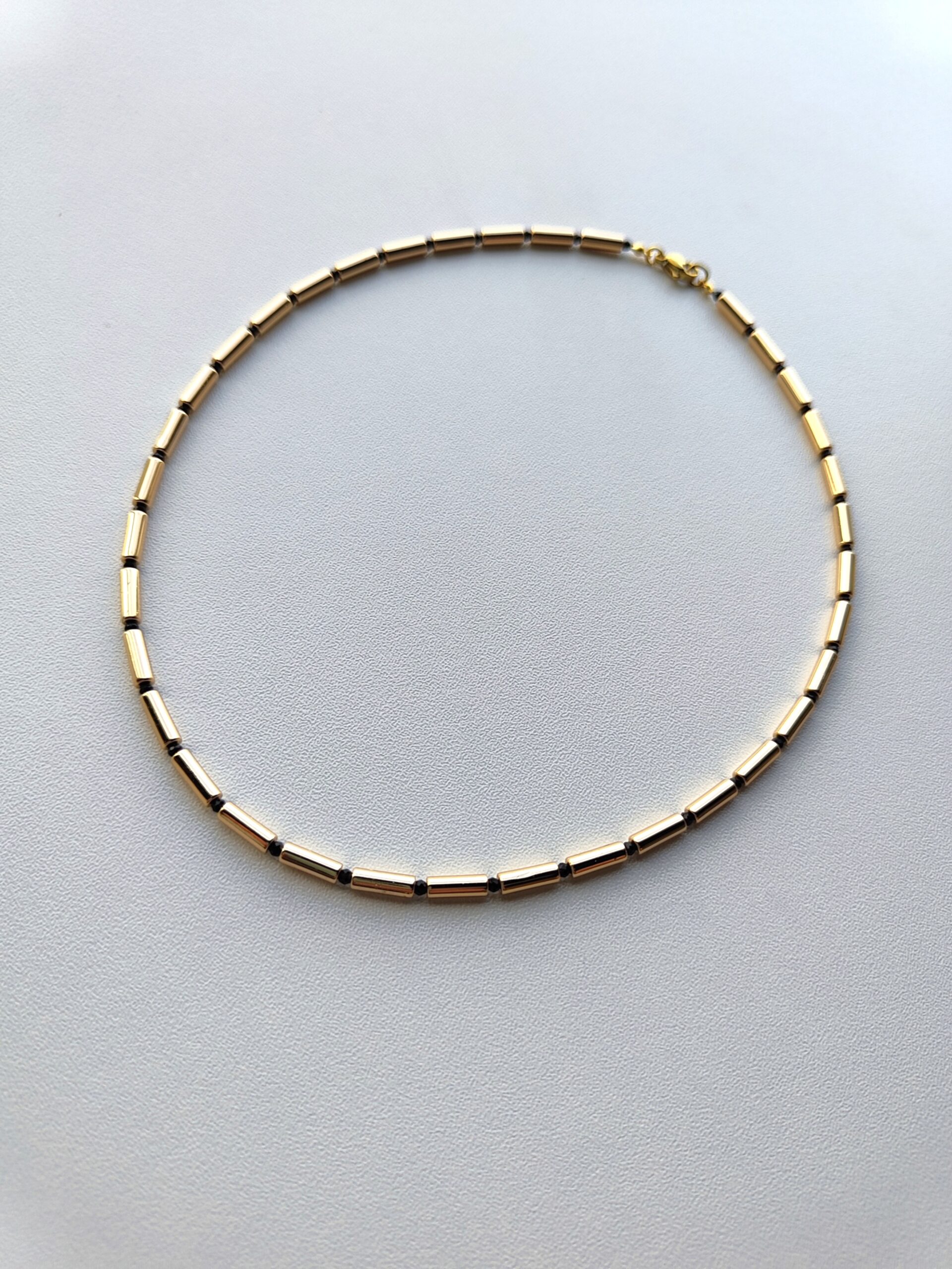 Rausvo aukso hematito vėrinys