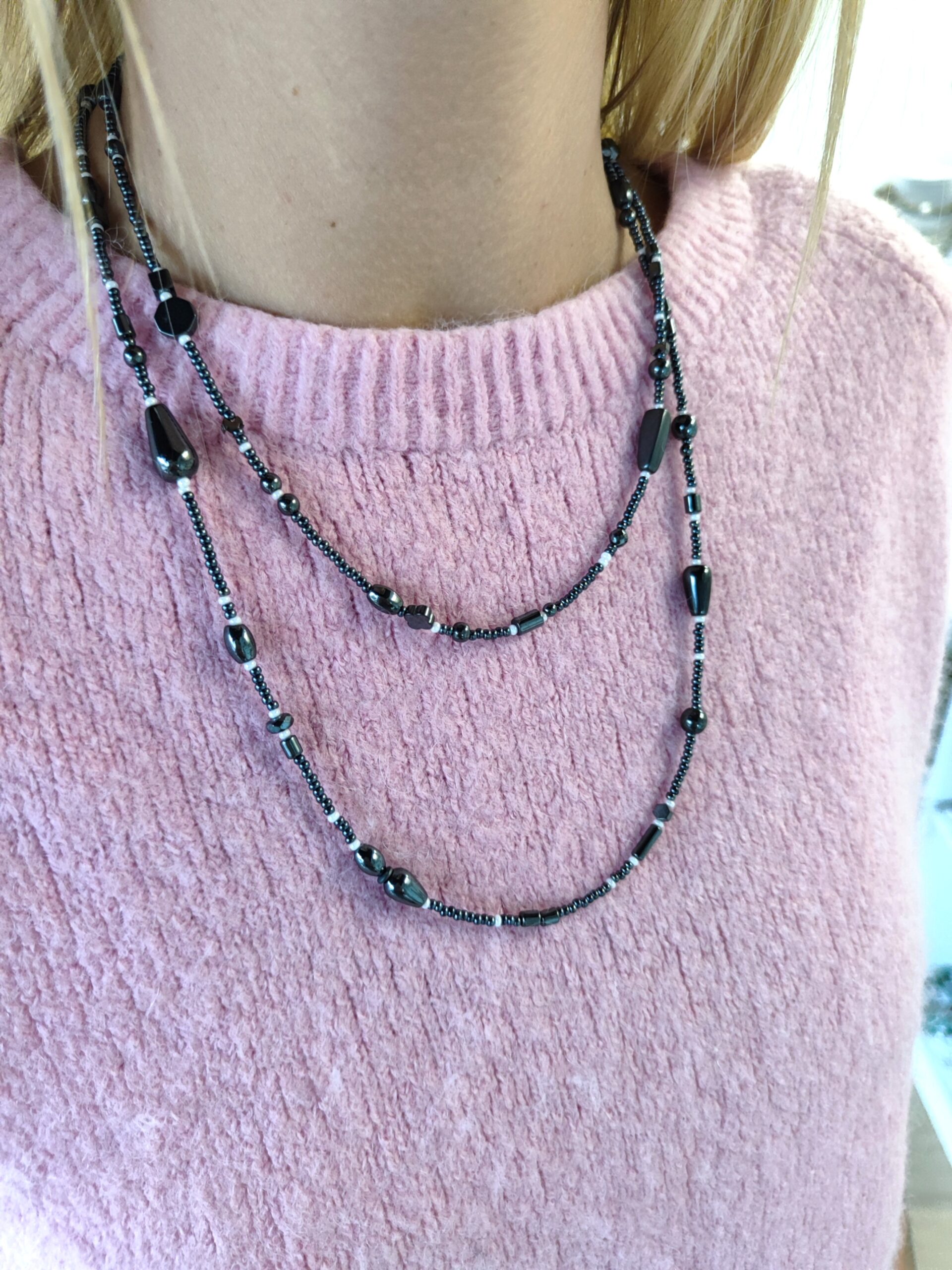 Universalus pilkos spalvos papuošalas