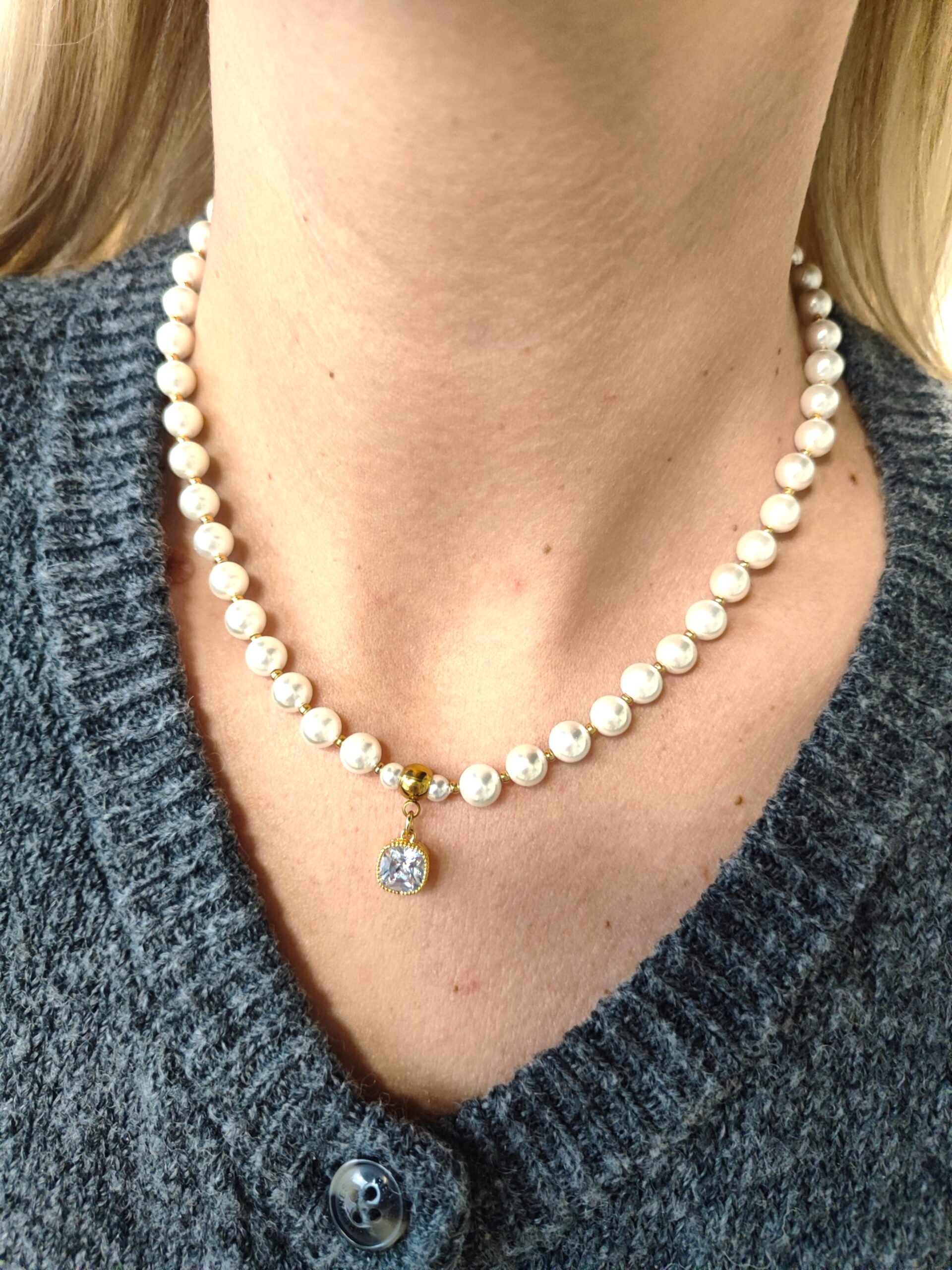 Perlų masės vėrinys su pakabuku