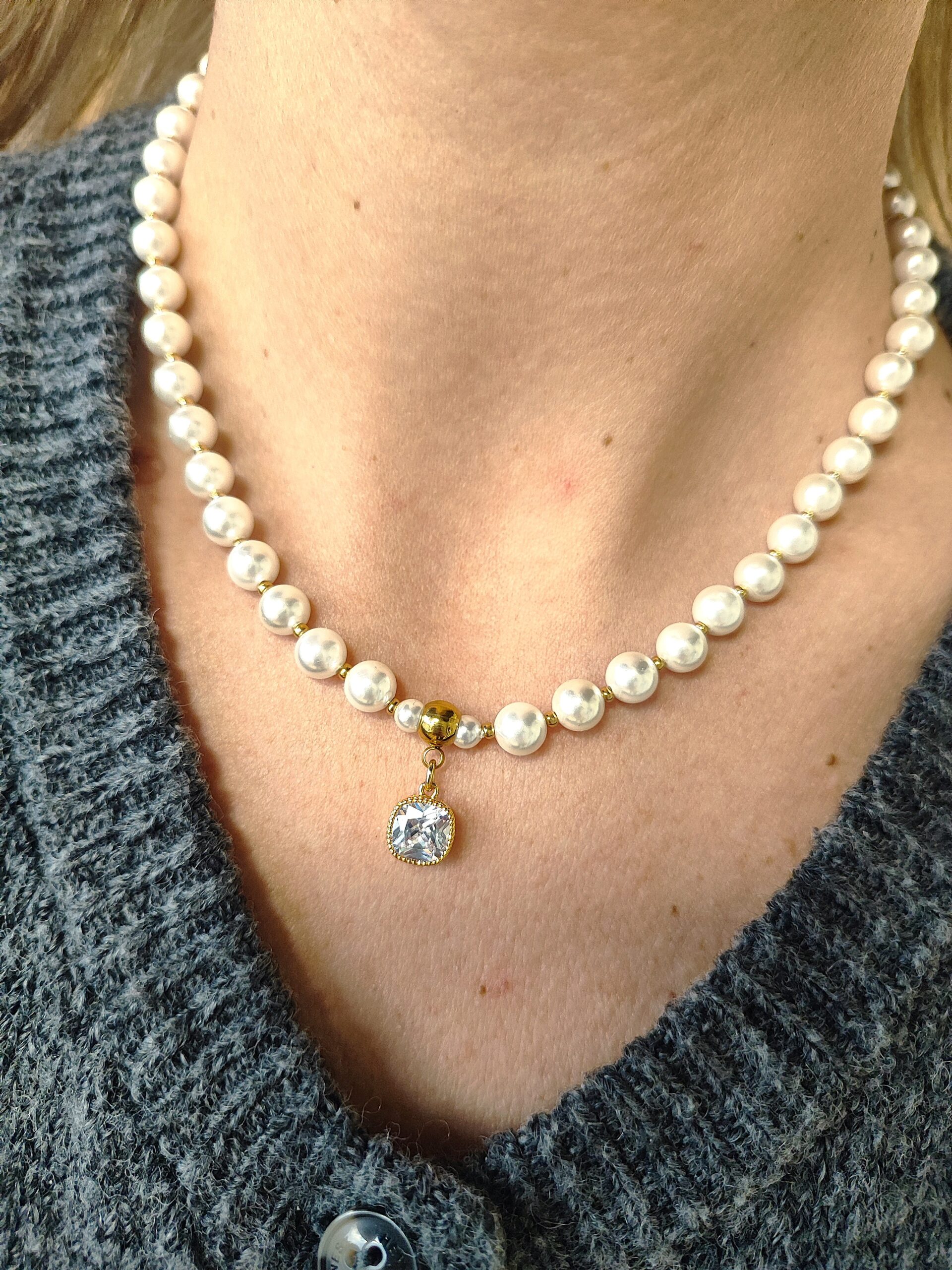 Perlų masės vėrinys su pakabuku