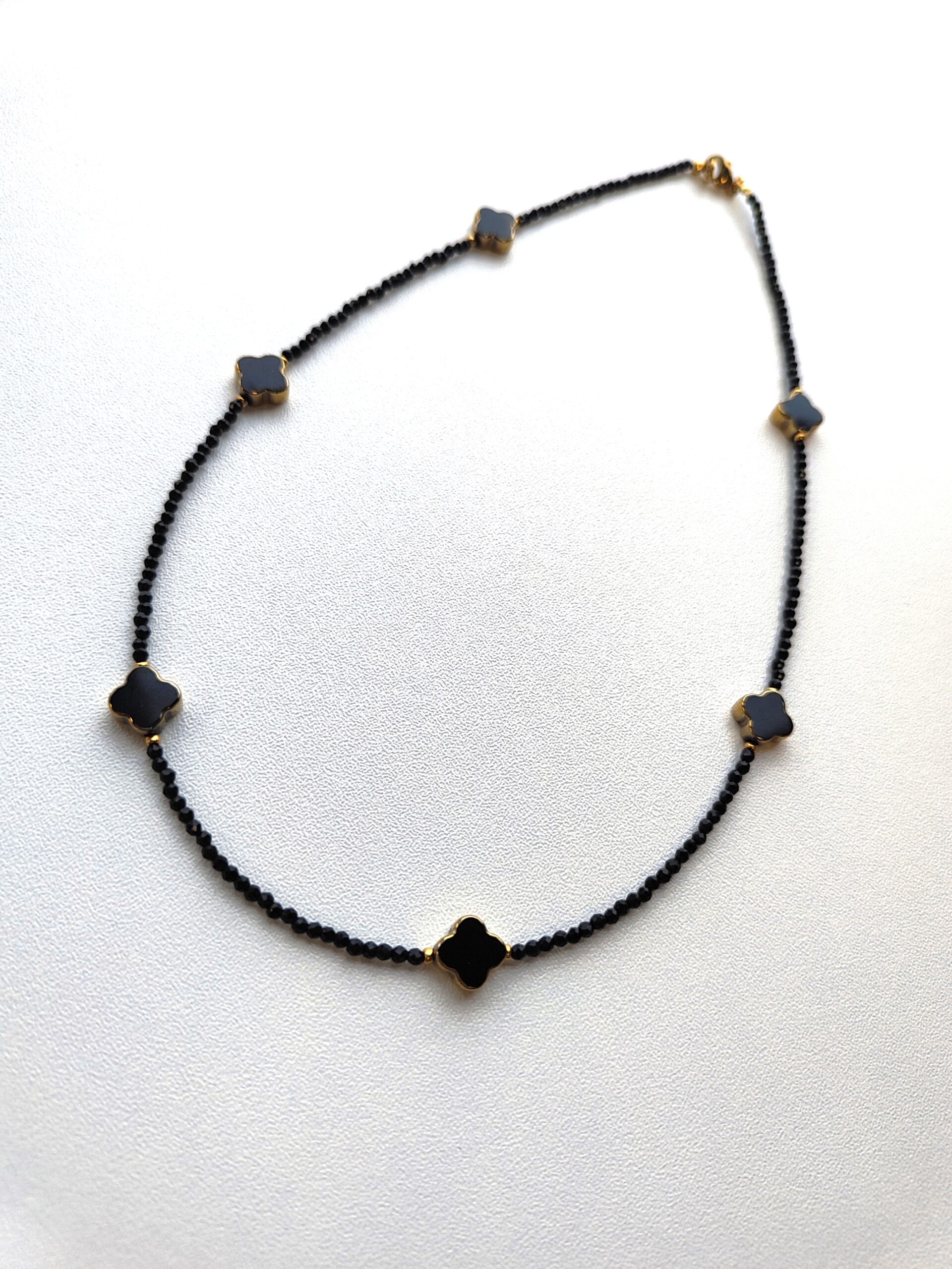 Špinelio ir dobiliukų kaklo papuošalas