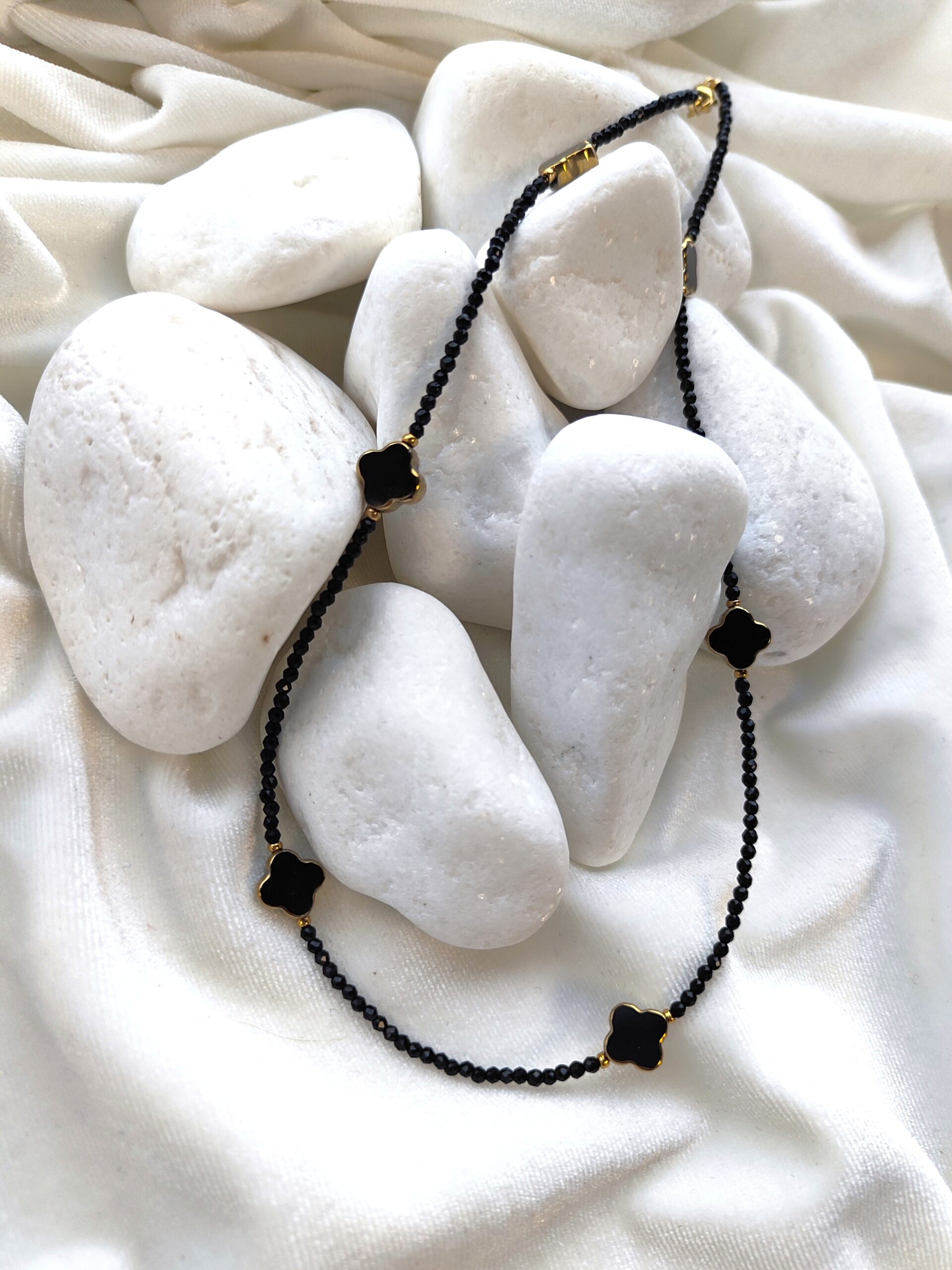 Špinelio ir dobiliukų kaklo papuošalas