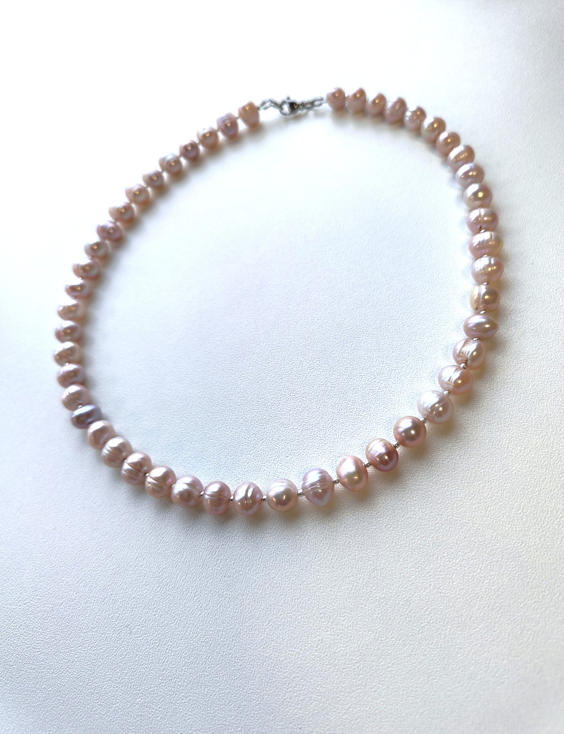 Rožinių upinių perlų vėrinys