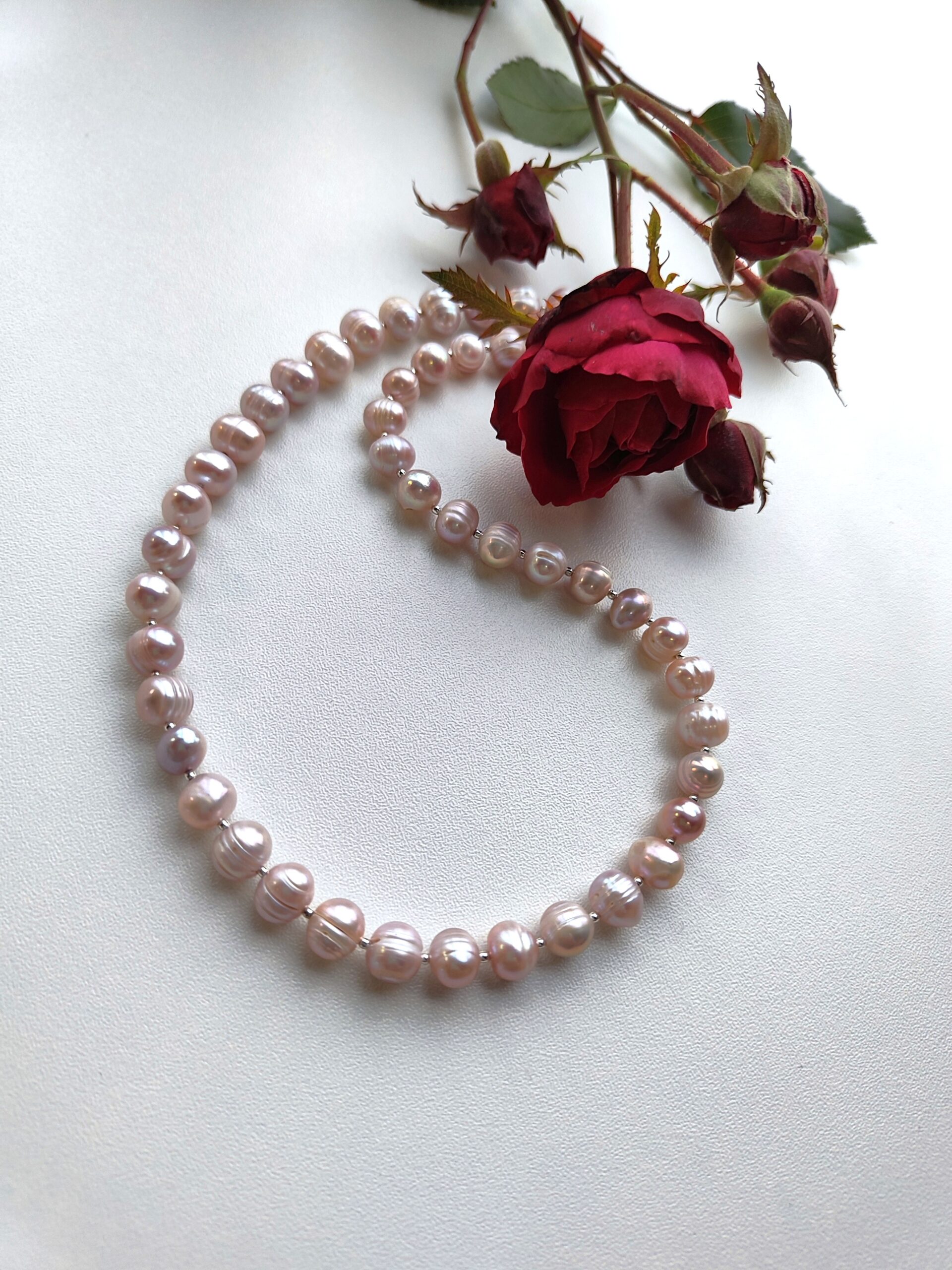 Rožinių upinių perlų vėrinys