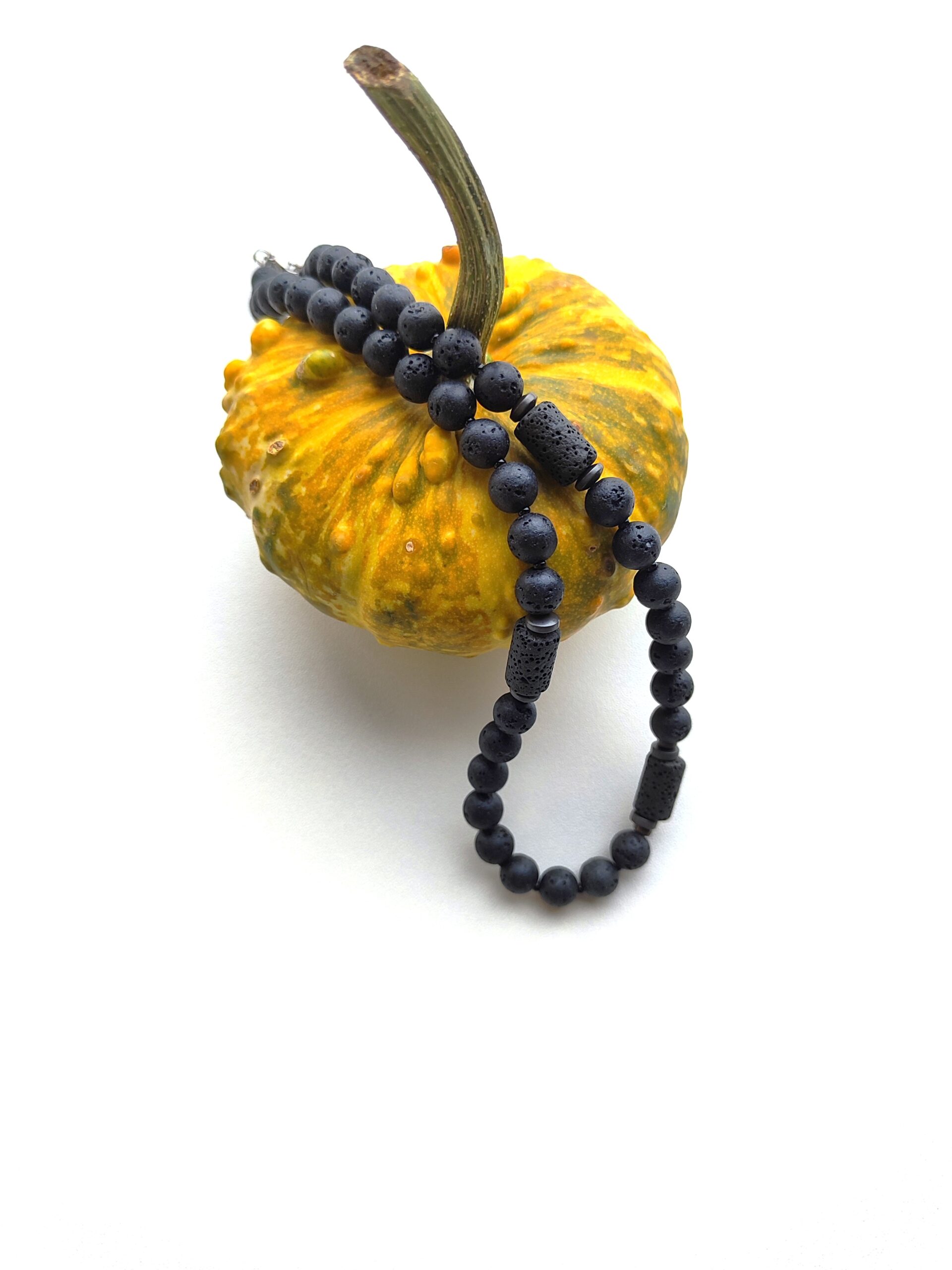 Juodos lavos kaklo papuošalas