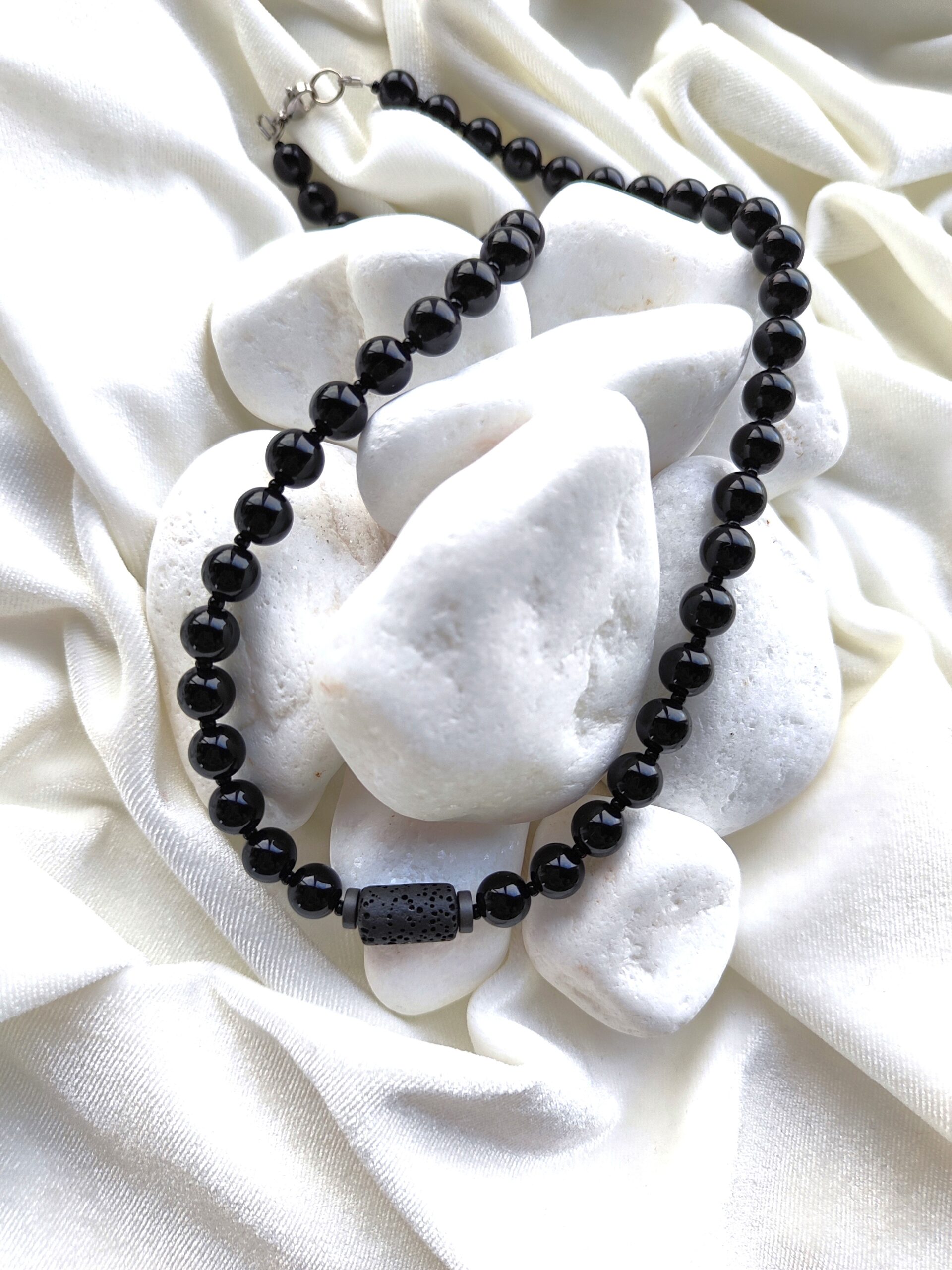 Onikso vėrinys su lavos akcentu